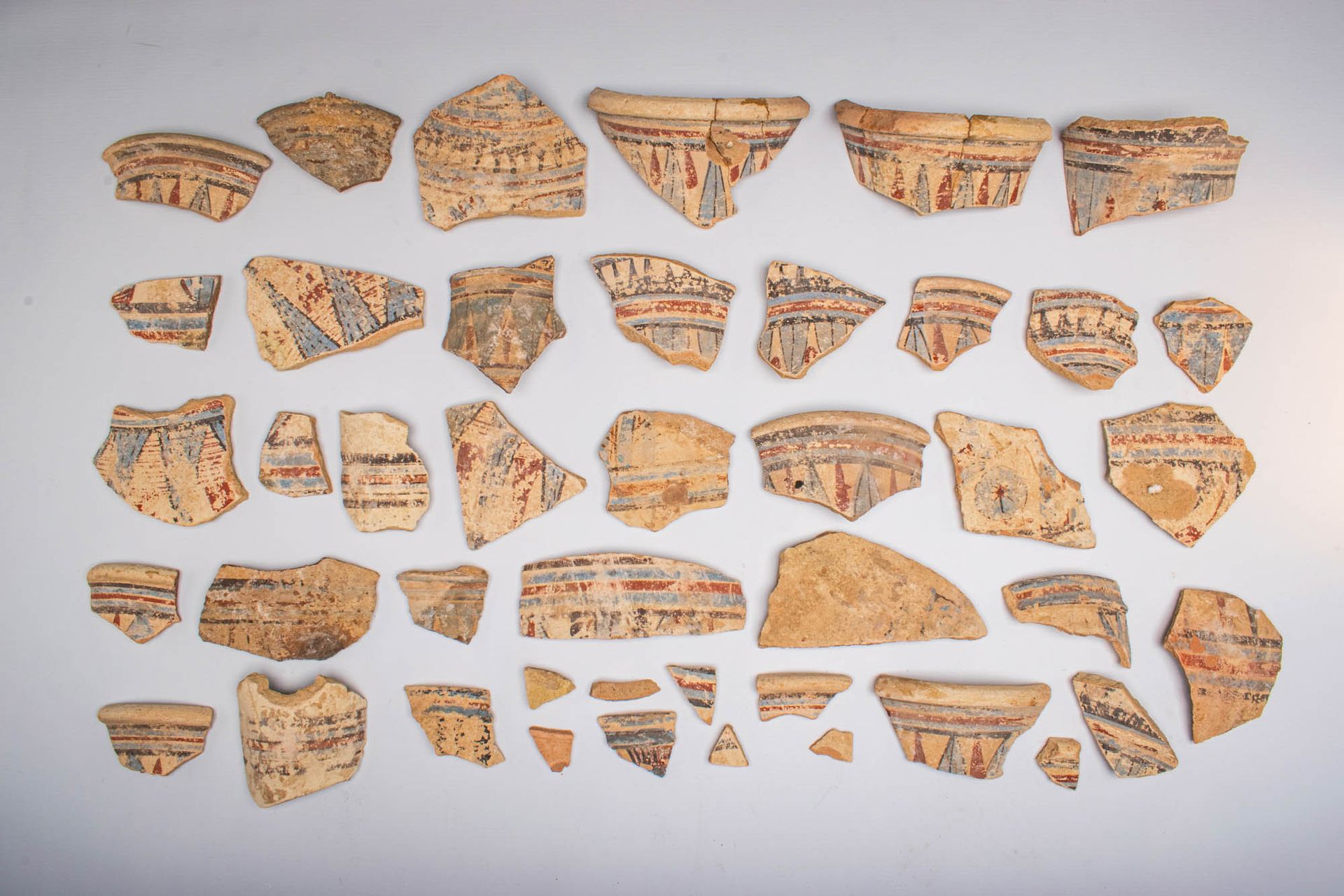 COLLECTION OF EGYPTIAN PAINTED POTTERY JAR FRAGMENTS Nouvel Empire, XVIIIe dynas&hellip;