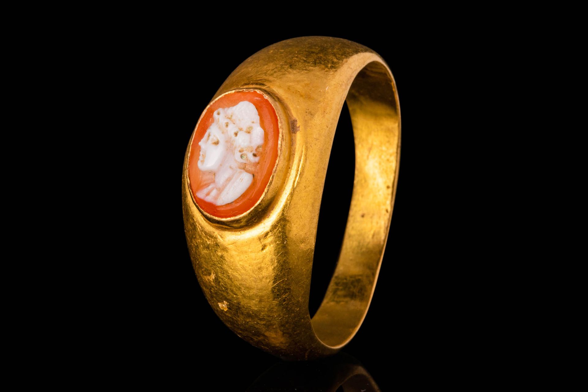 ROMAN GOLD FINGER RING WITH SARDONYX CAMEO OF A WOMAN Ca. 100 - 300 D.C.
Anello &hellip;