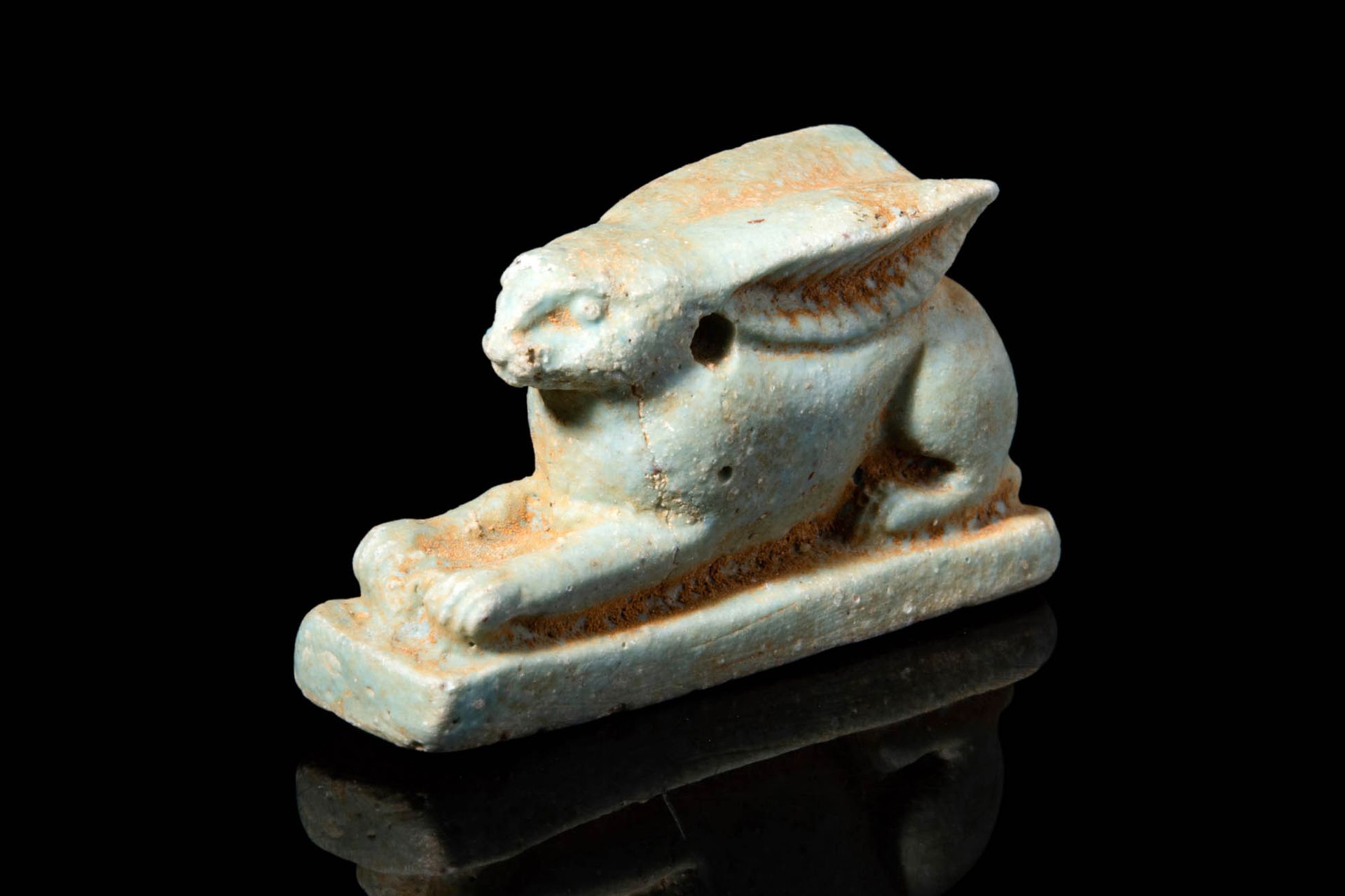 EGYPTIAN HARE AMULET 晚期，约公元前 664 - 332 年。公元前 664 - 332 年
晚期彩陶兔形护身符。代表动物的护身符被归属于某&hellip;