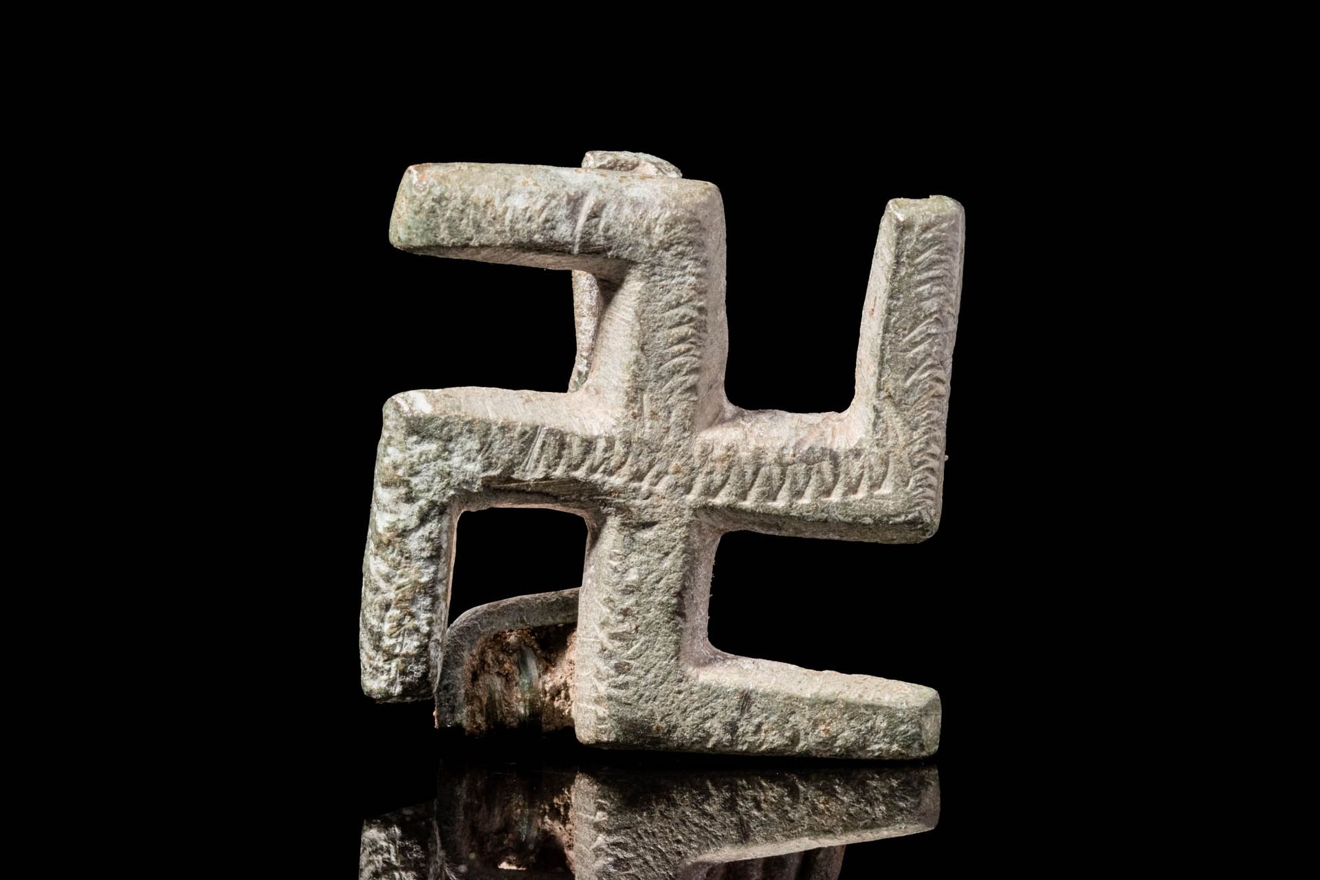 ROMAN BRONZE SWASTIKA BROOCH Ca. 100 - 300 APR.
Broche romaine en bronze "Swasti&hellip;