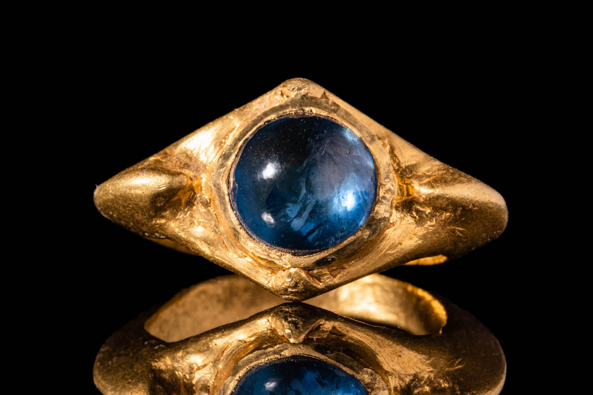 LATE ROMAN GOLD RING WITH SAPPHIRE CABOCHON Ca. 200 - 400 AP. J.-C.
Bague romain&hellip;