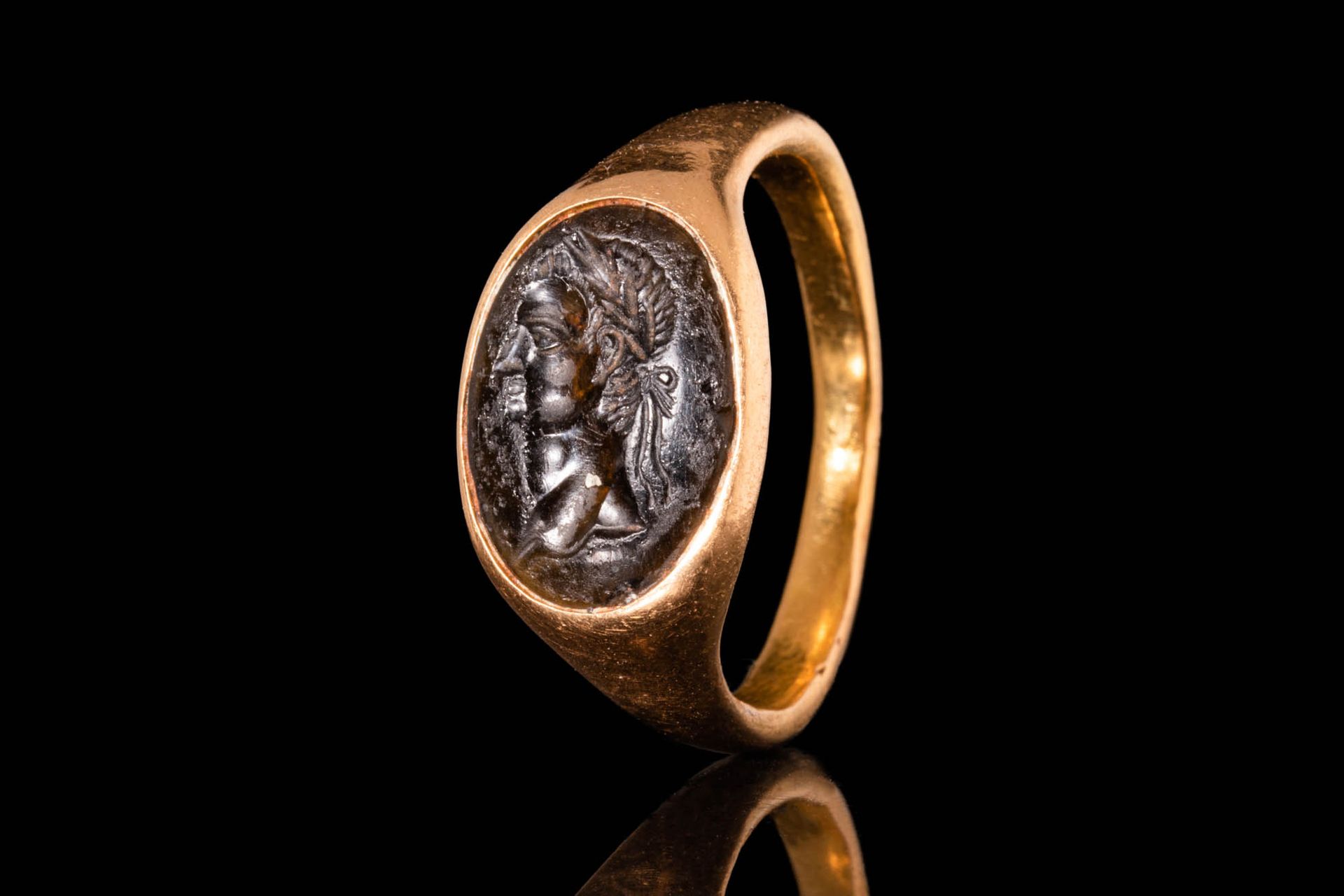ROMAN GOLD RING WITH INTAGLIO DEPICTING AN EMPEROR POSSIBLY NERVA Ca. AD 100 - 2&hellip;