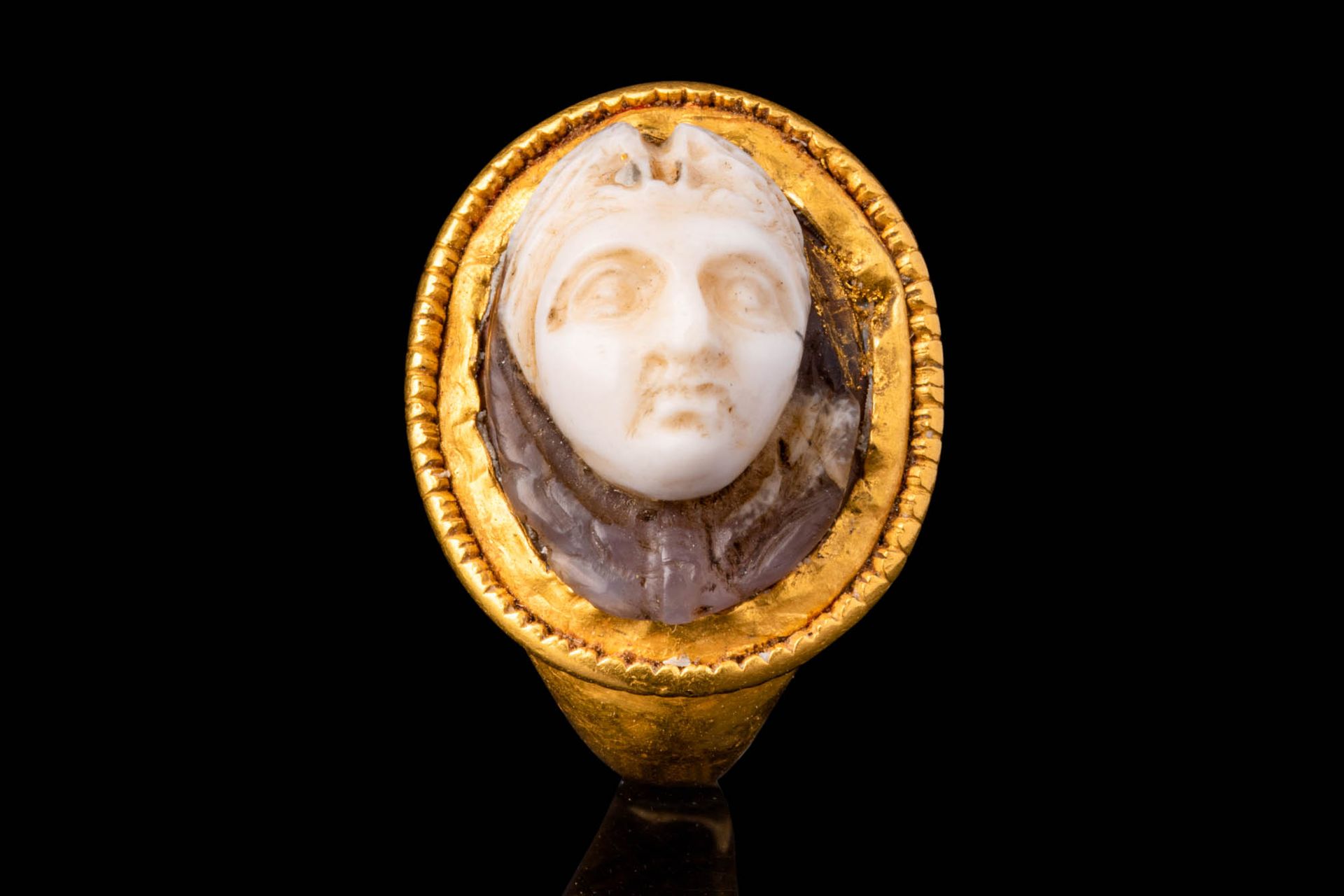 ROMAN GOLD RING WITH MEDUSA HEAD CAMEO Ca. 200 - 400 D.C.
Anello romano da dito &hellip;