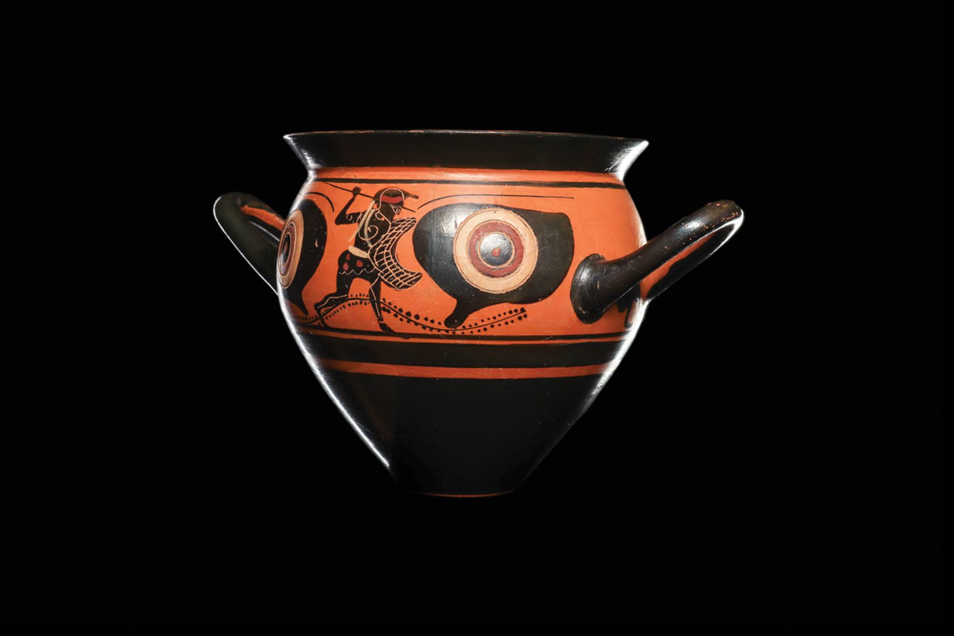 RARE ATTIC BLACK-FIGURE MASTOID CUP 大希腊，古风时期，约公元前 520 年。约公元前 520 年
这是一件精美的黑色人形杯，&hellip;