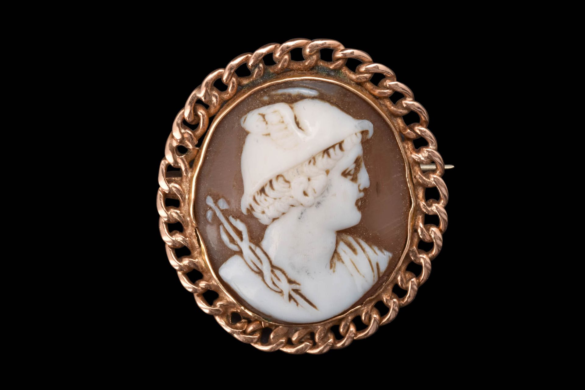 NEOCLASSICAL GOLD BROOCH WITH HERMES CAMEO Ca. AD 1700 - 1800.
A striking cameo,&hellip;