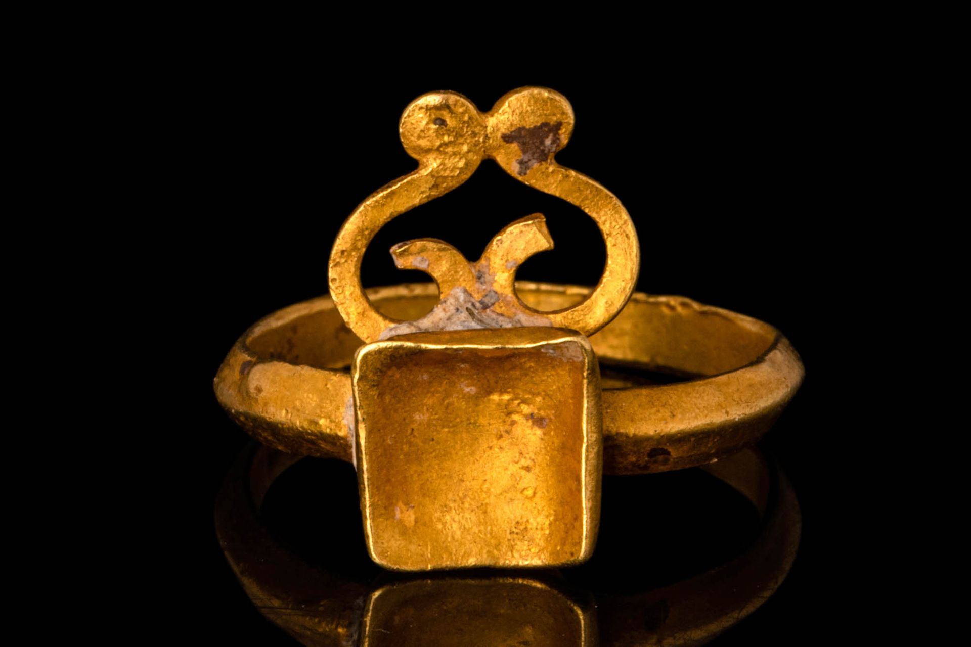 ROMAN GOLD RING DECORATE WITH VOLUTES Ca. 100 - 300 APR.
Bague romaine en or à c&hellip;