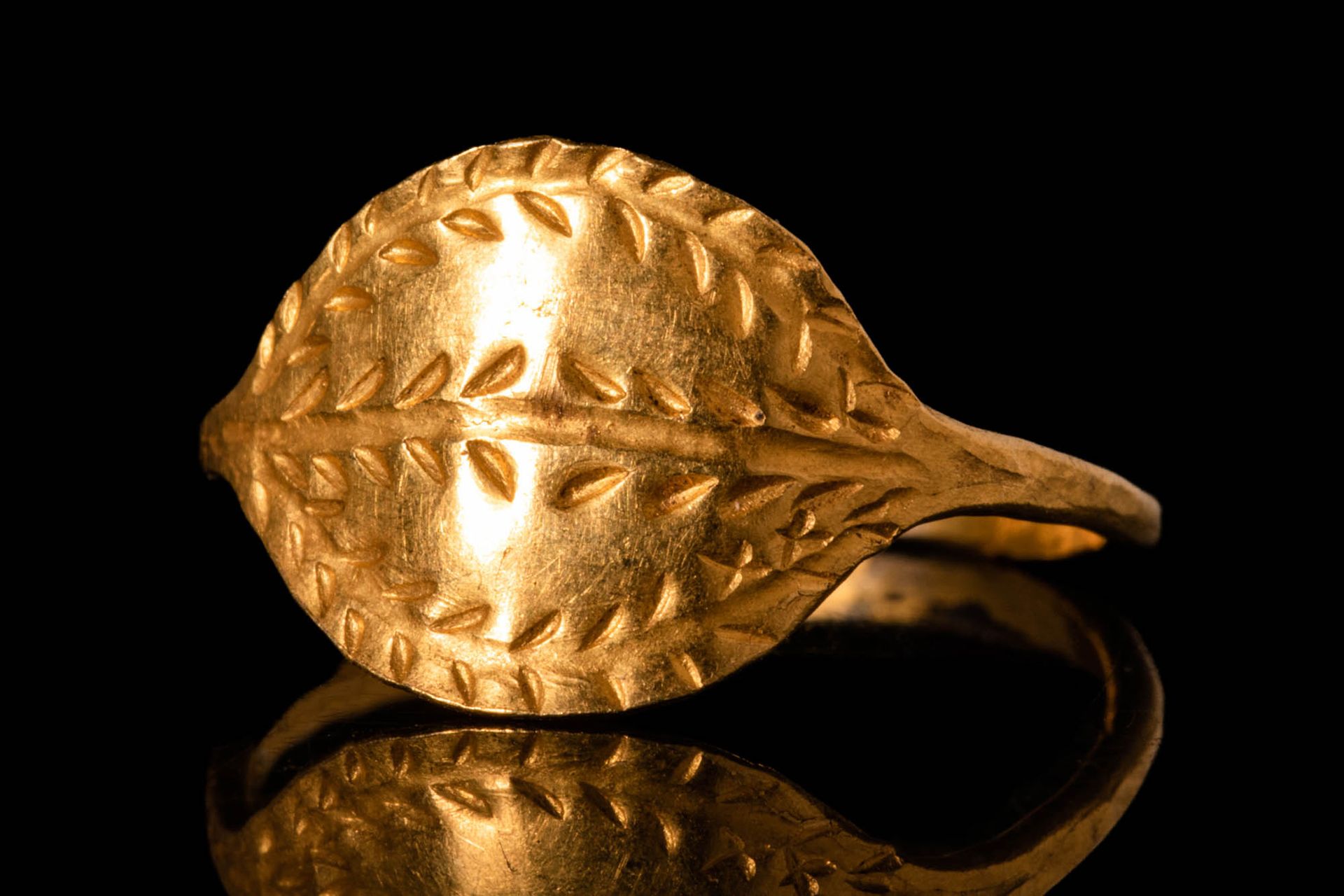ROMAN GOLD RING WITH LAUREL WREATH DECORATION Ca. AD 100 - 300.
Anillo romano de&hellip;