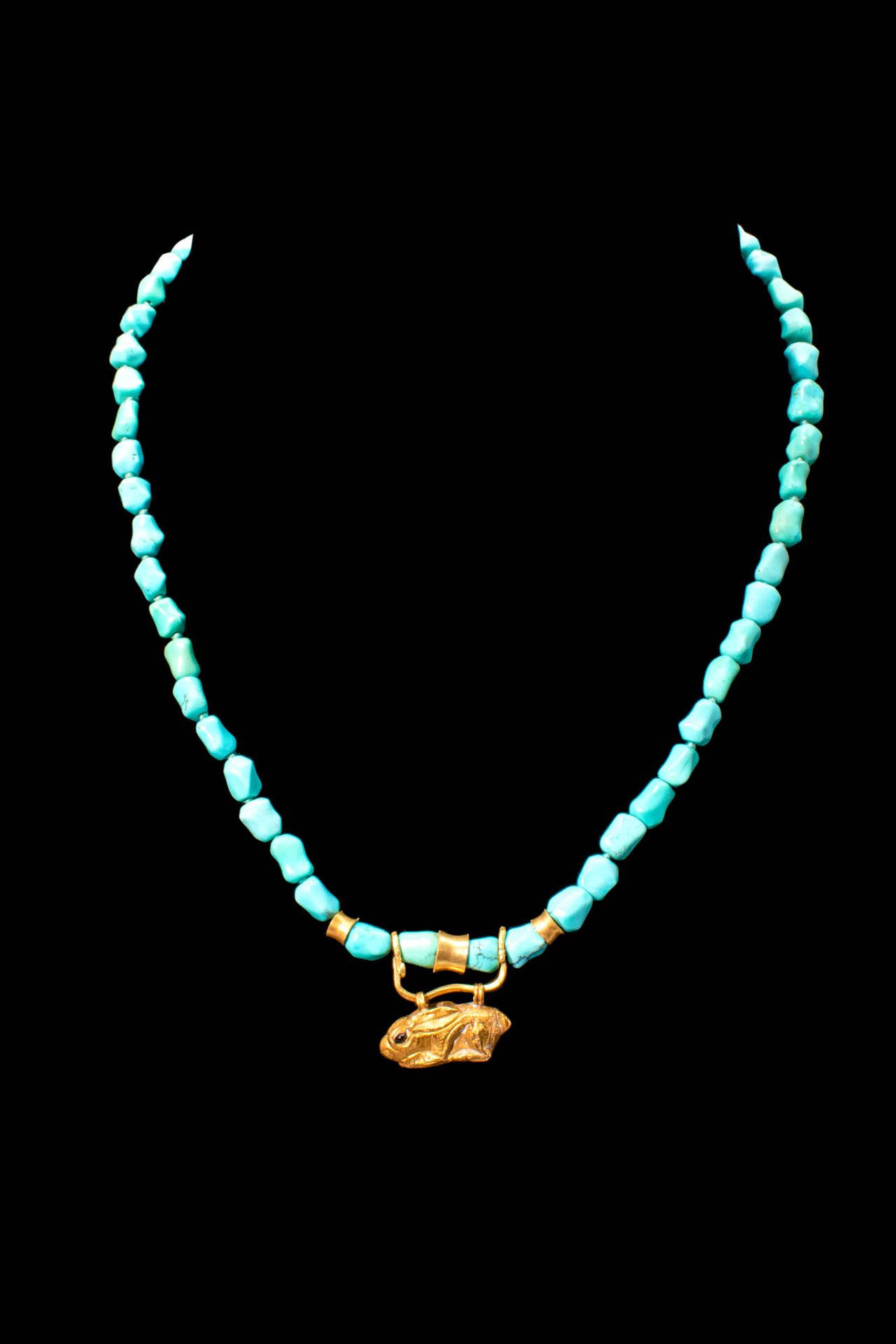 RARE EGYPTIAN TURQUOISE AND GOLD NECKLACE WITH A RABBIT PENDANT Fin de la périod&hellip;