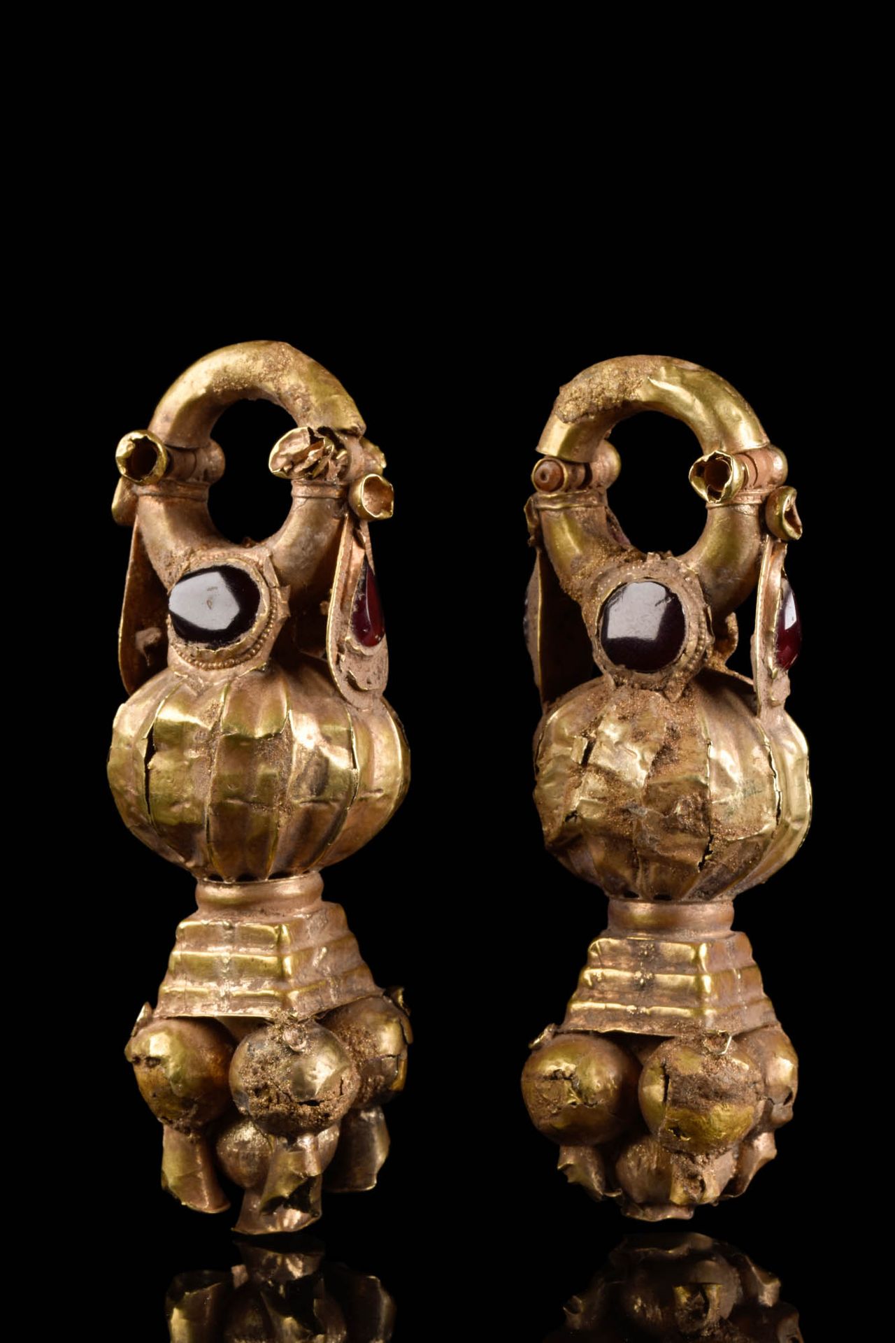 HELLENISTIC MATCHED PAIR OF GOLD EARRINGS 约公元前 400 - 300 年。约公元前 400 - 300 年。
这对金&hellip;