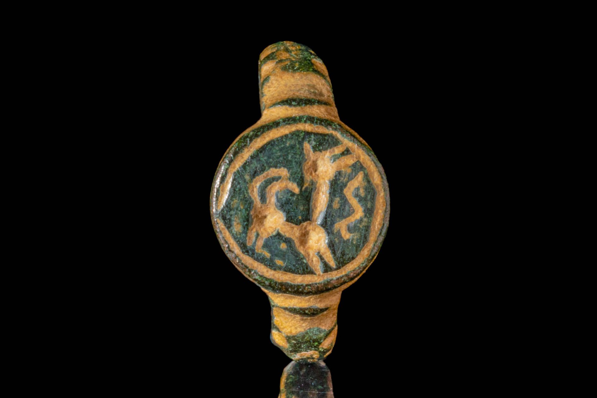 ROMAN BRONZE RING WITH STAG Ca. 100 - 300 APR.
Bague romaine en bronze. Elle pré&hellip;