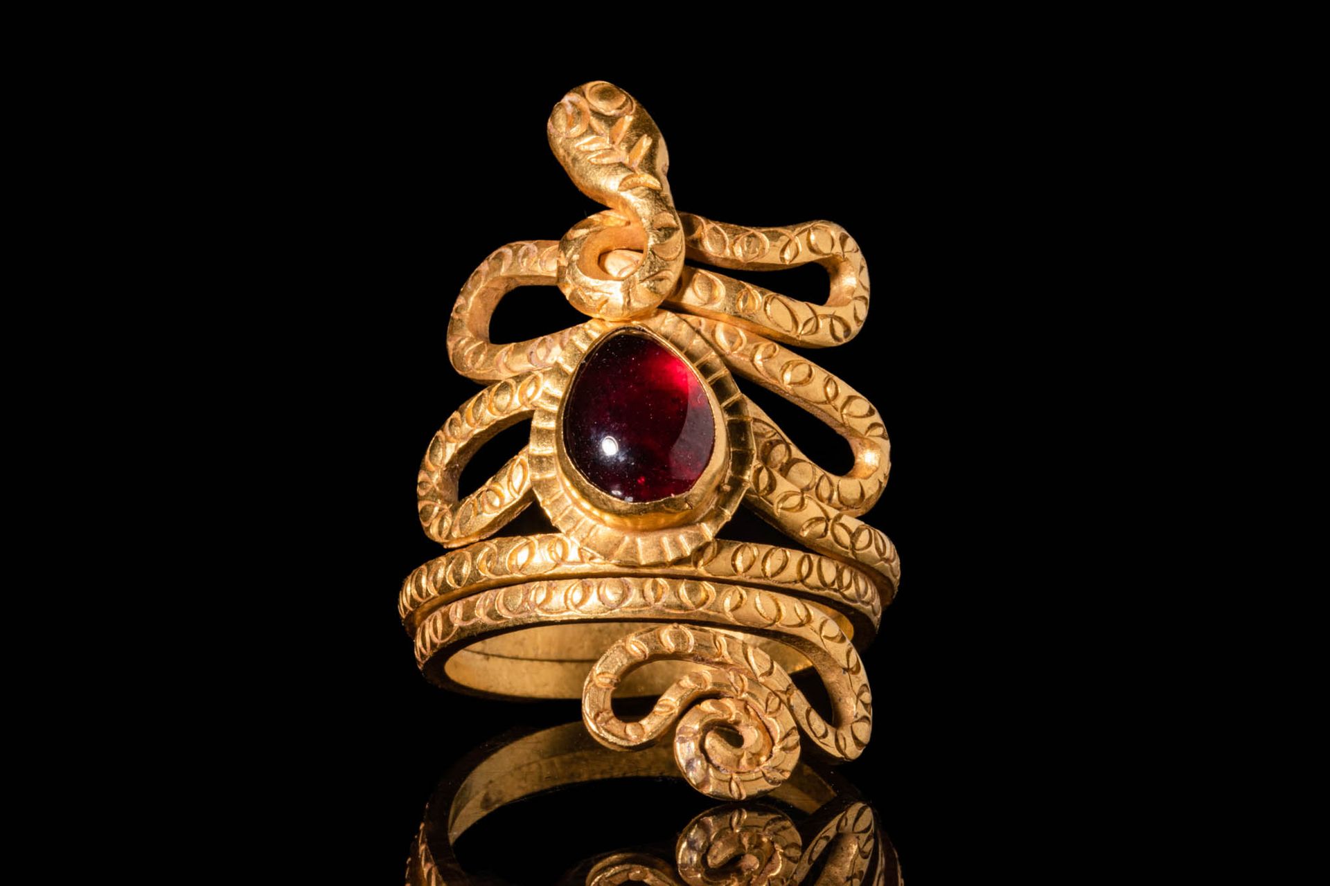 ROMAN GOLD SNAKE RING WITH GARNET Ca. 100 av. J.-C. - 100 ap. J.-C. Ou plus tard&hellip;