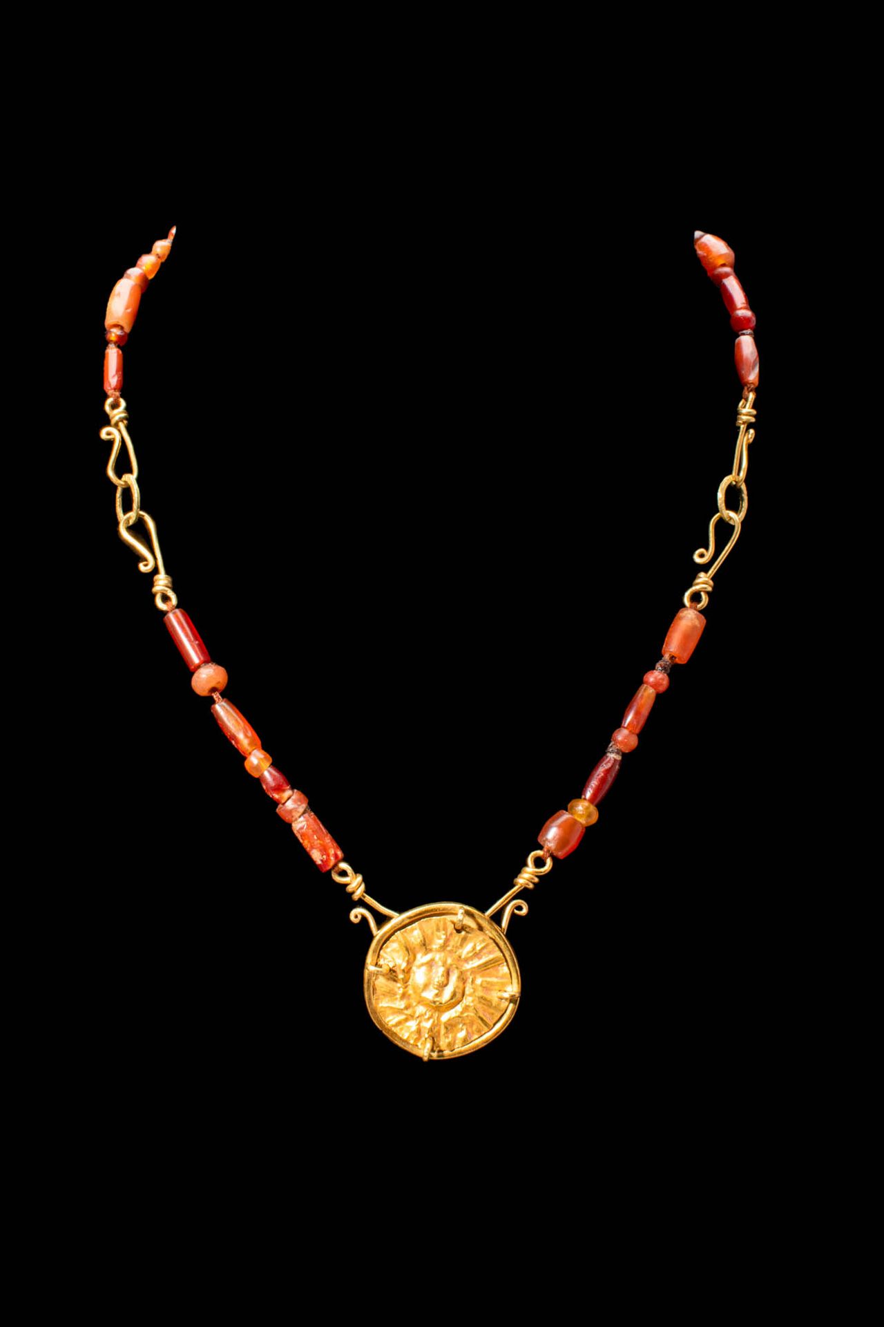 PTOLEMAIC PERIOD CARNELIAN AND GOLD NECKLACE WITH SUN PENDANT Ptolemäische Perio&hellip;