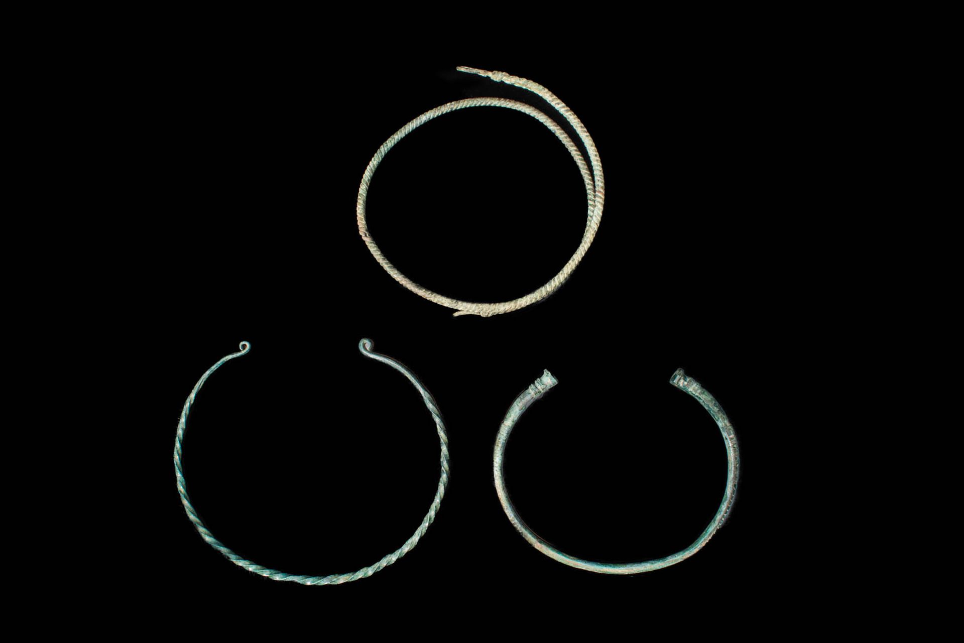 THREE CELTIC BRONZE TORQUES Ca. 800 - 500 A.C.
Colección de tres collares/torque&hellip;
