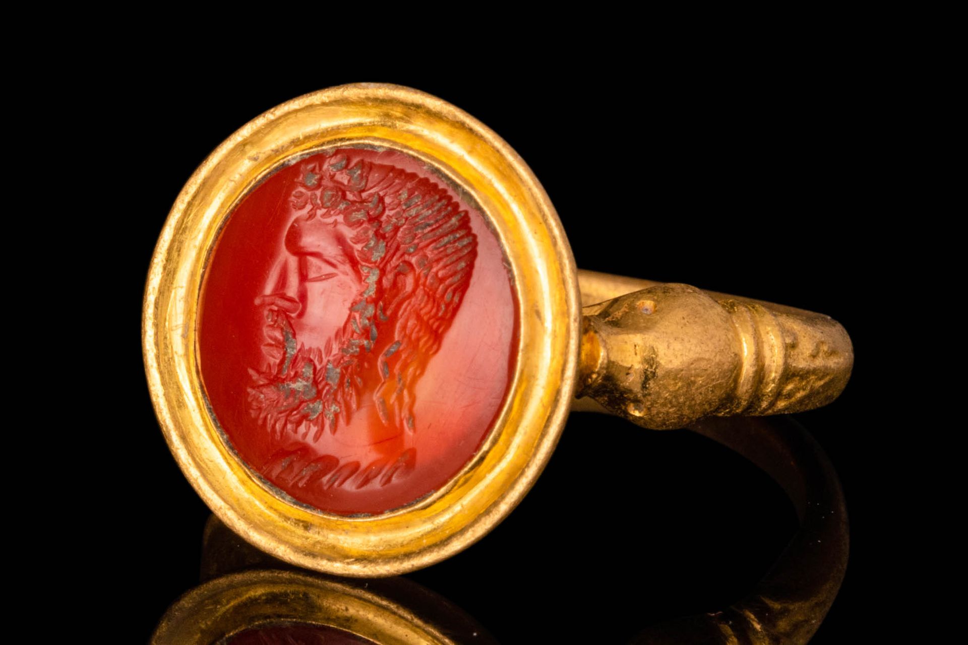LATE HELLENISTIC GOLD FINGER RING WITH CARNELIAN INTAGLIO OF A BEARDED MAN 约公元前 &hellip;
