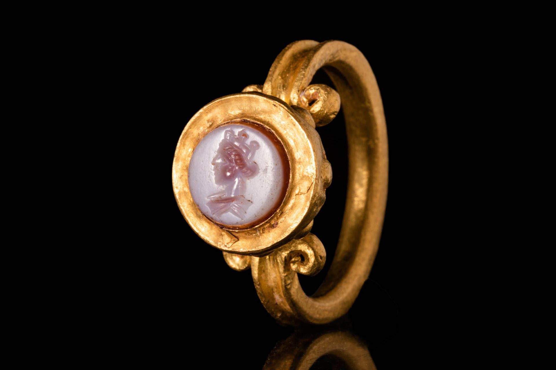 ROMAN GOLD RING WITH INTAGLIO DEPICTING TYCHE Ca. 200 - 400 AP. J.-C.
Bague roma&hellip;