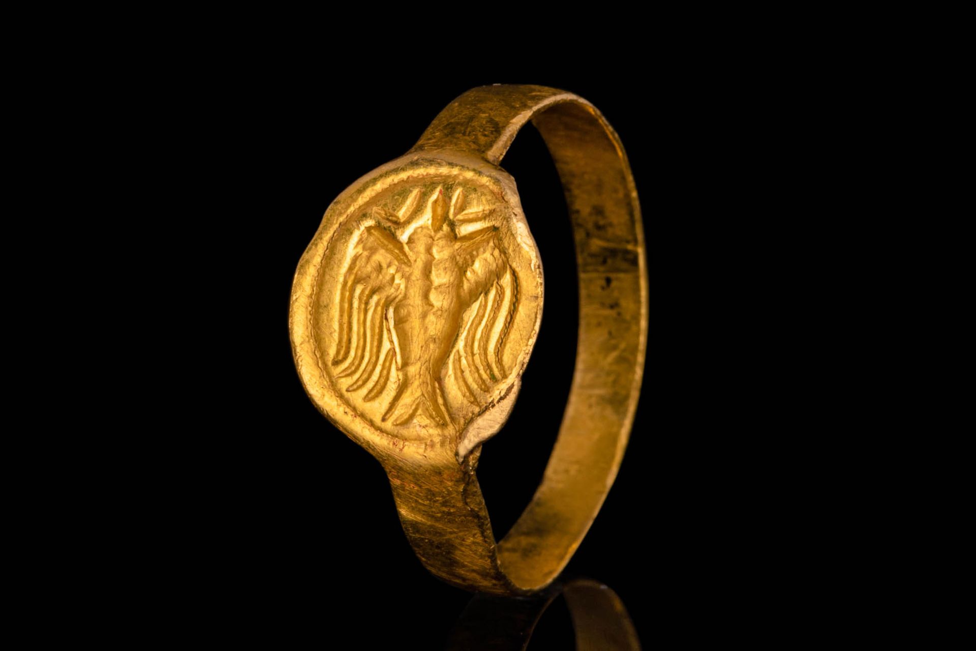 GREEK HELLENISTIC GOLD RING WITH BIRD WITH SPREAD WINGS Ca. 300 - 100 AV.
Bague &hellip;