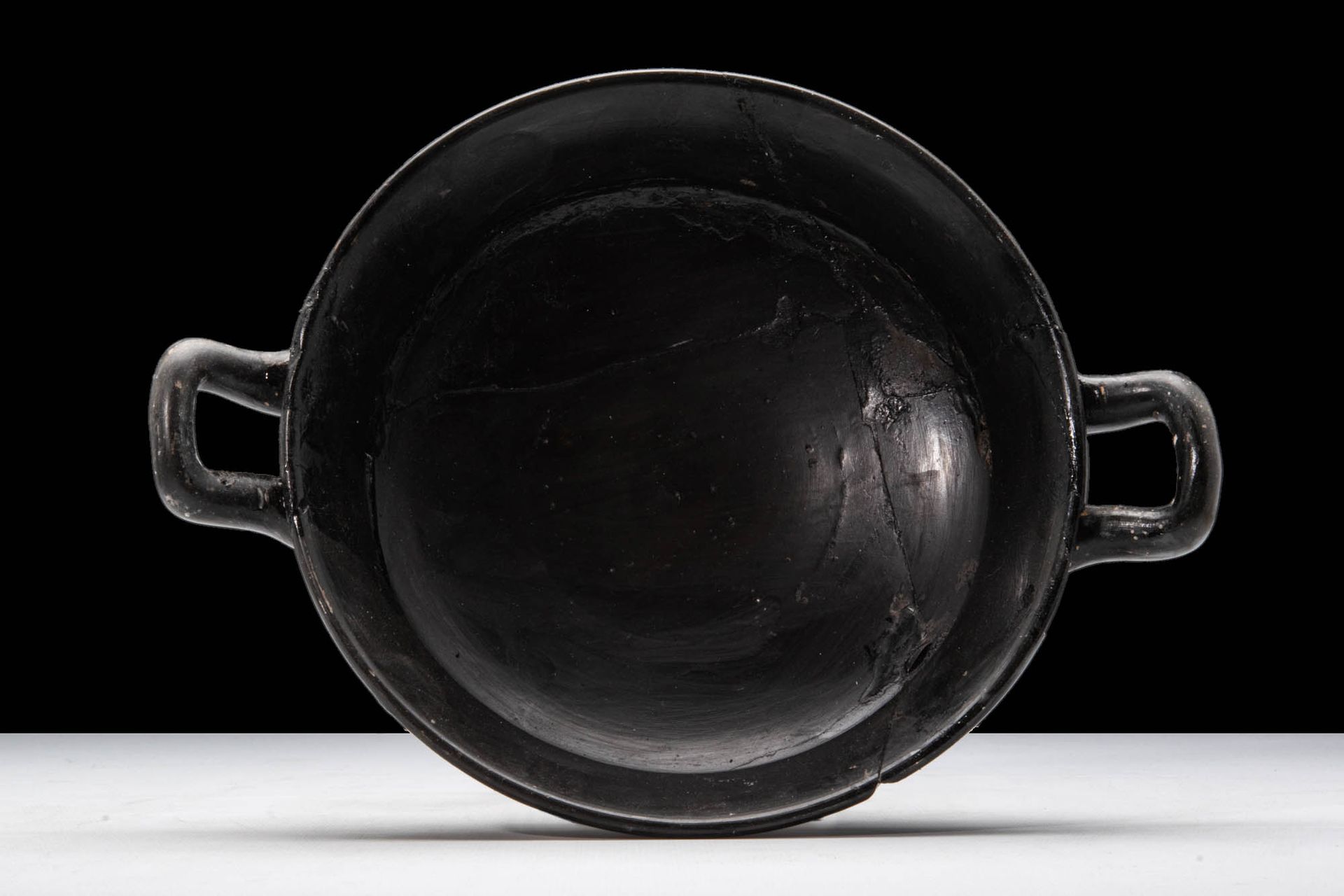 GREEK BLACK-GLAZE KYLIX Ca. 400 - 300 V. CHR.
Eine griechische Kylix aus schwarz&hellip;