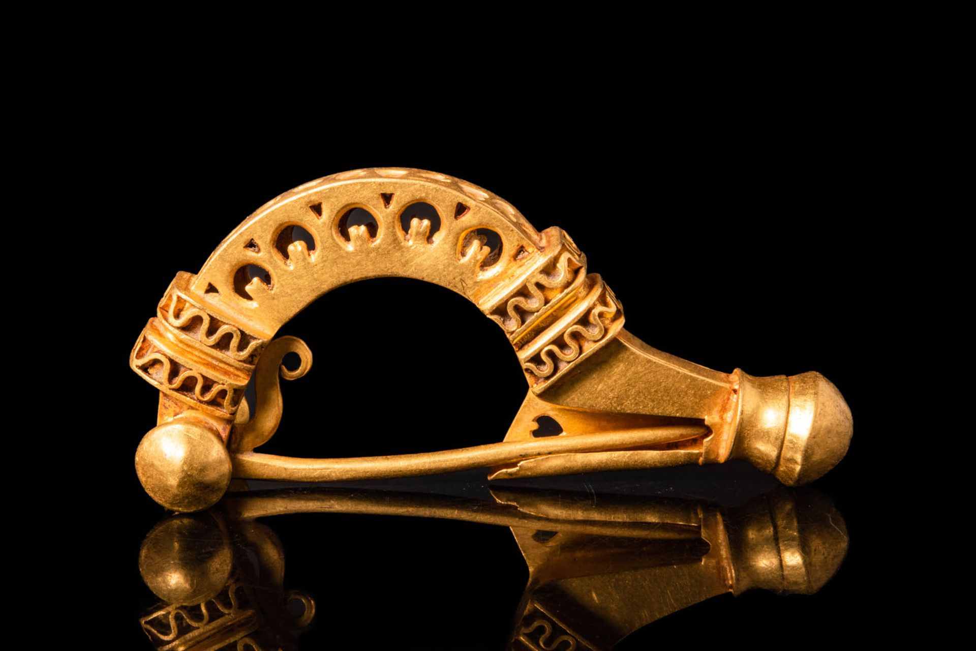 HEAVY ROMAN GOLD CROSSBOW BROOCH DECORATED WITH OPENWORK Ca. 300 - 500 AP. J.-C.&hellip;