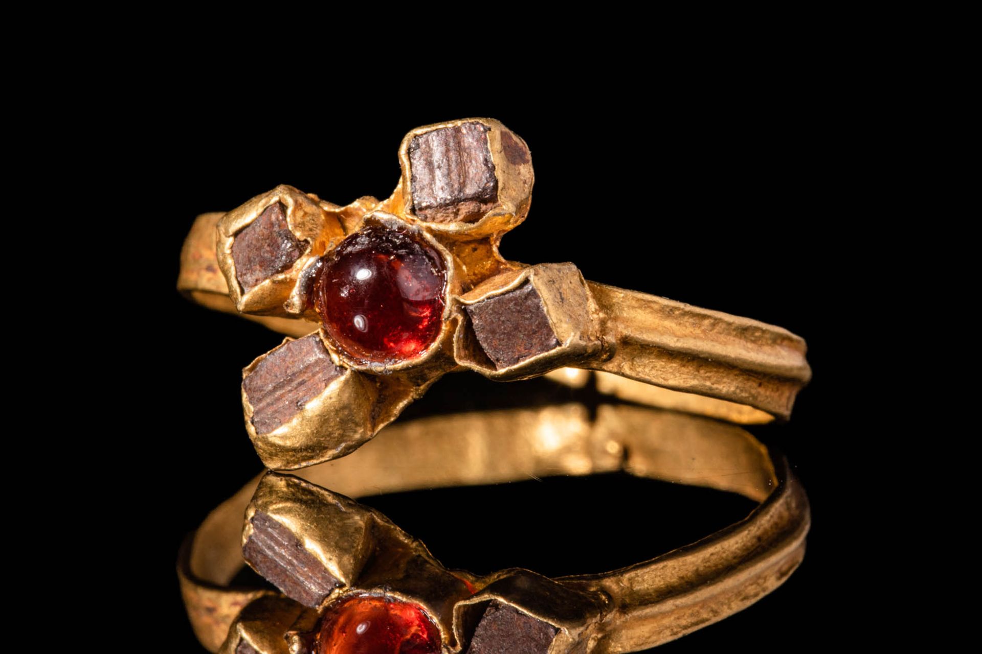ROMAN GOLD RING WITH CABOCHON AND FOUR STONES Ca. 100 - 300 APR.
Bague romaine e&hellip;