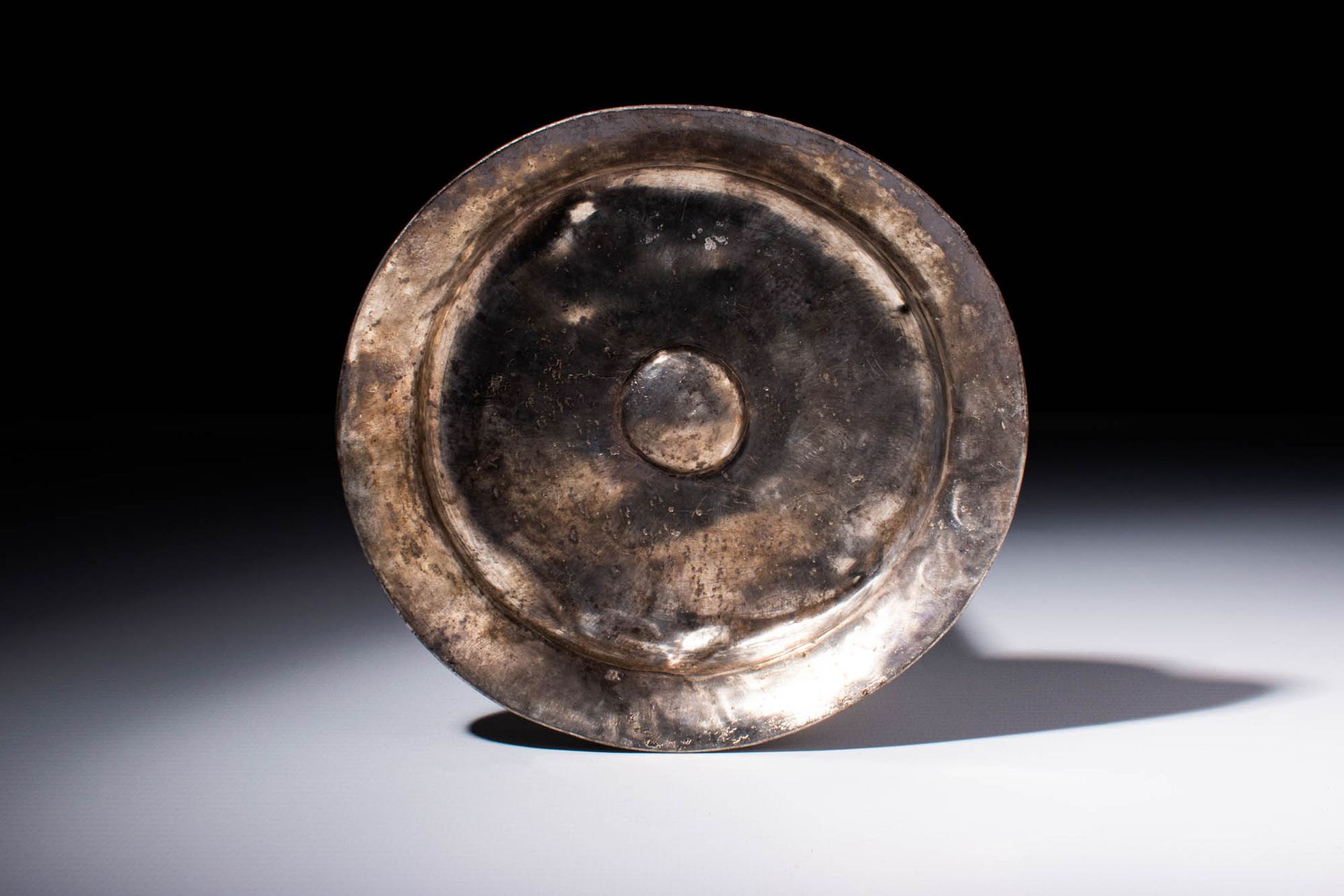 GREEK SILVER PHIALE MESOMPHALOS 约公元前 400 - 300 年。约公元前 400 - 300 年。
一件希腊银质花瓶，花瓶中心&hellip;