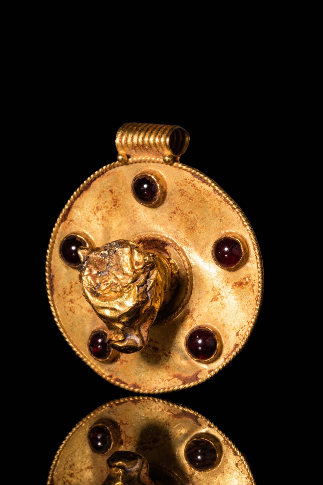 HELLENISTIC GOLD PENDANT WITH CENTRAL BULL PROTOME Ca. 400 AV.
Pendentif helléni&hellip;