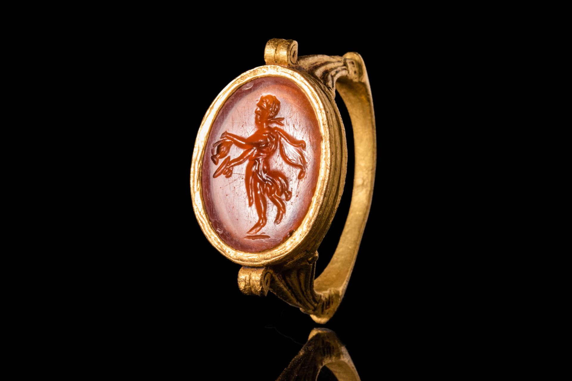 LATE ROMAN GOLD RING WITH INTAGLIO DEPICTING A SATYR Ca. AD 200 - 300.
Ein spätr&hellip;