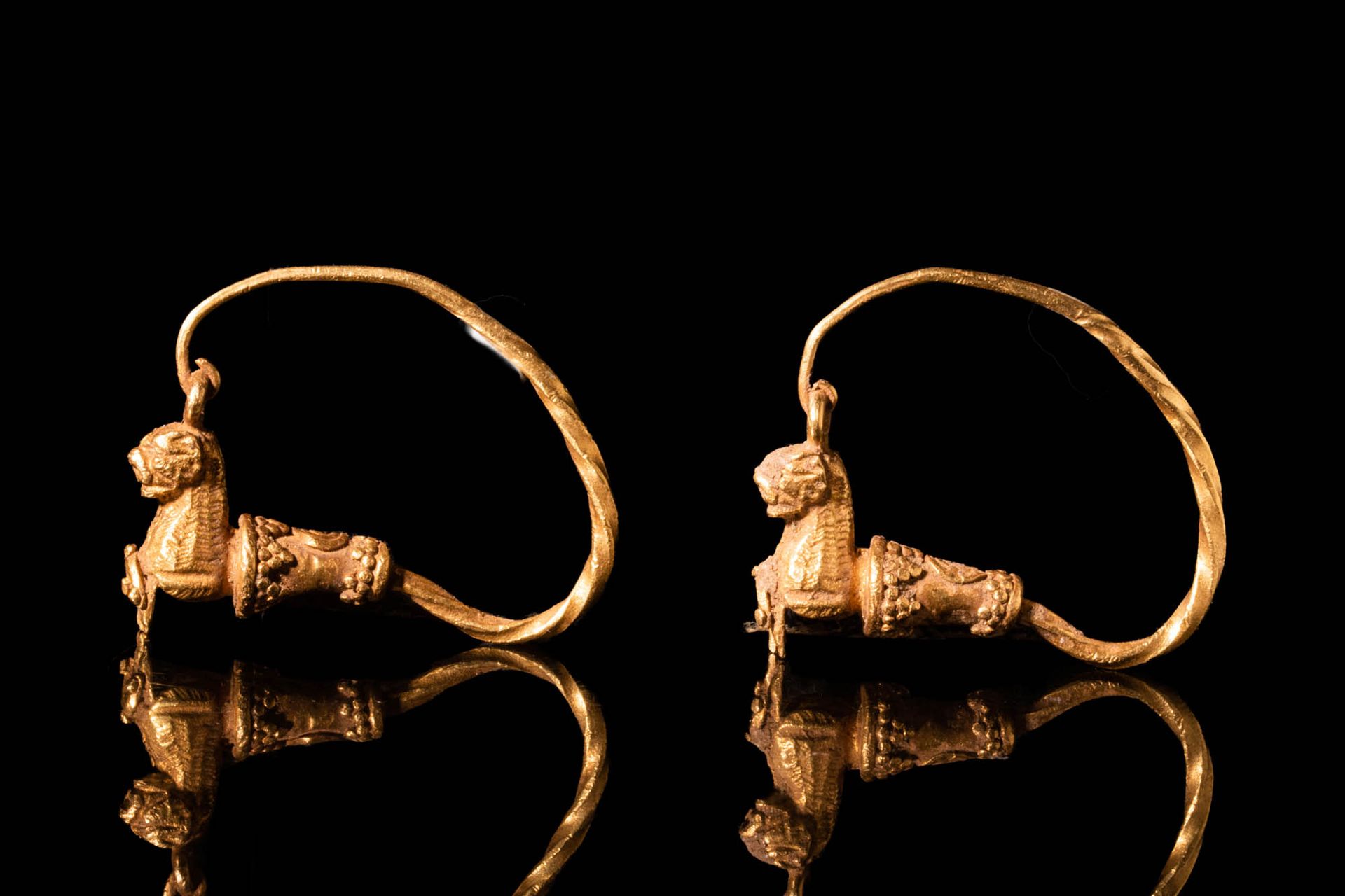 HELLENISTIC GOLD EARRINGS WITH ANIMAL PROTOMES Ca. 400-200 A.C.
Coppia di orecch&hellip;