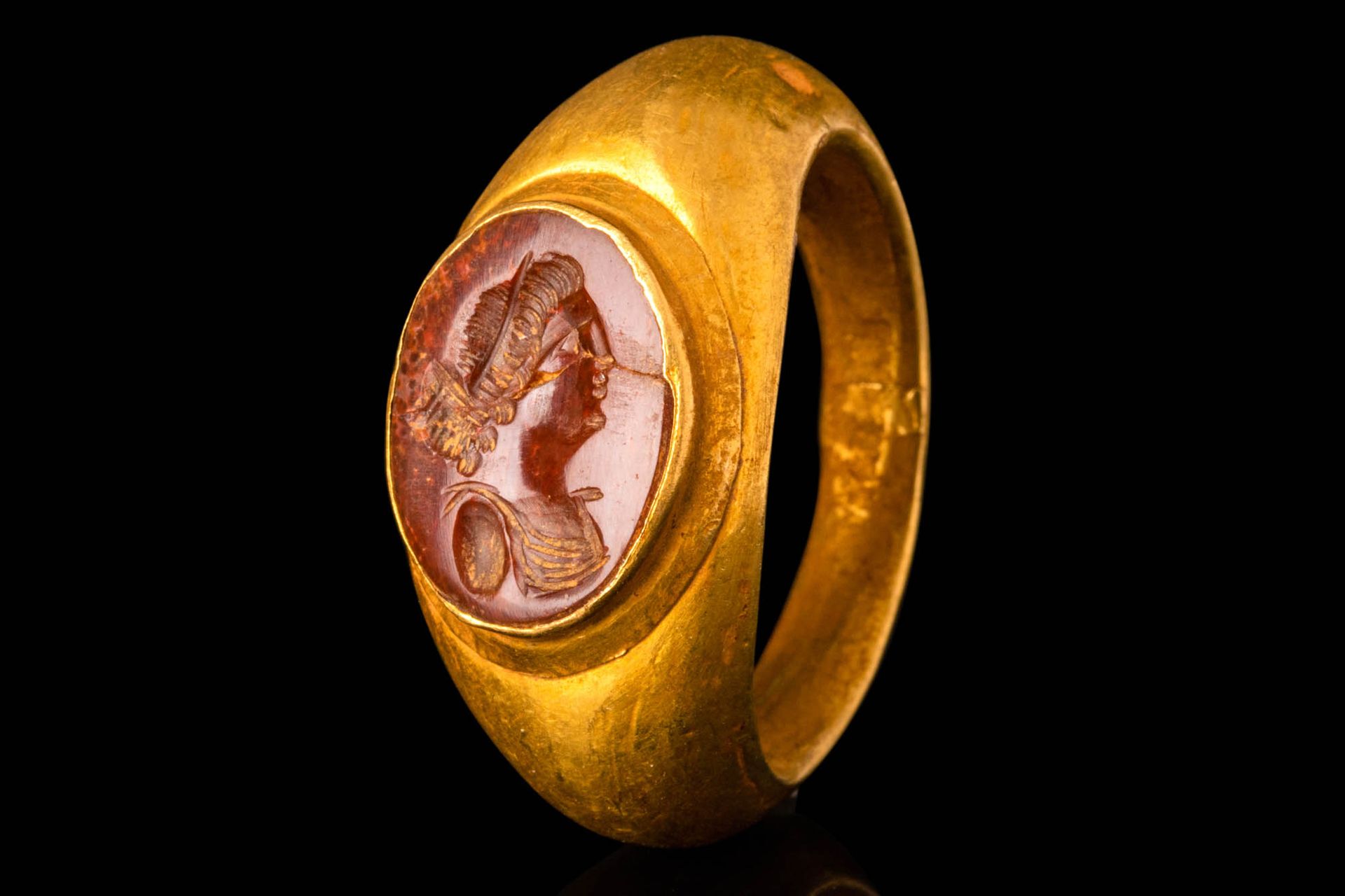 ROMAN GOLD FINGER RING WITH JASPER INTAGLIO DEPICTING A YOUNG WOMAN Ca. AD 100 -&hellip;