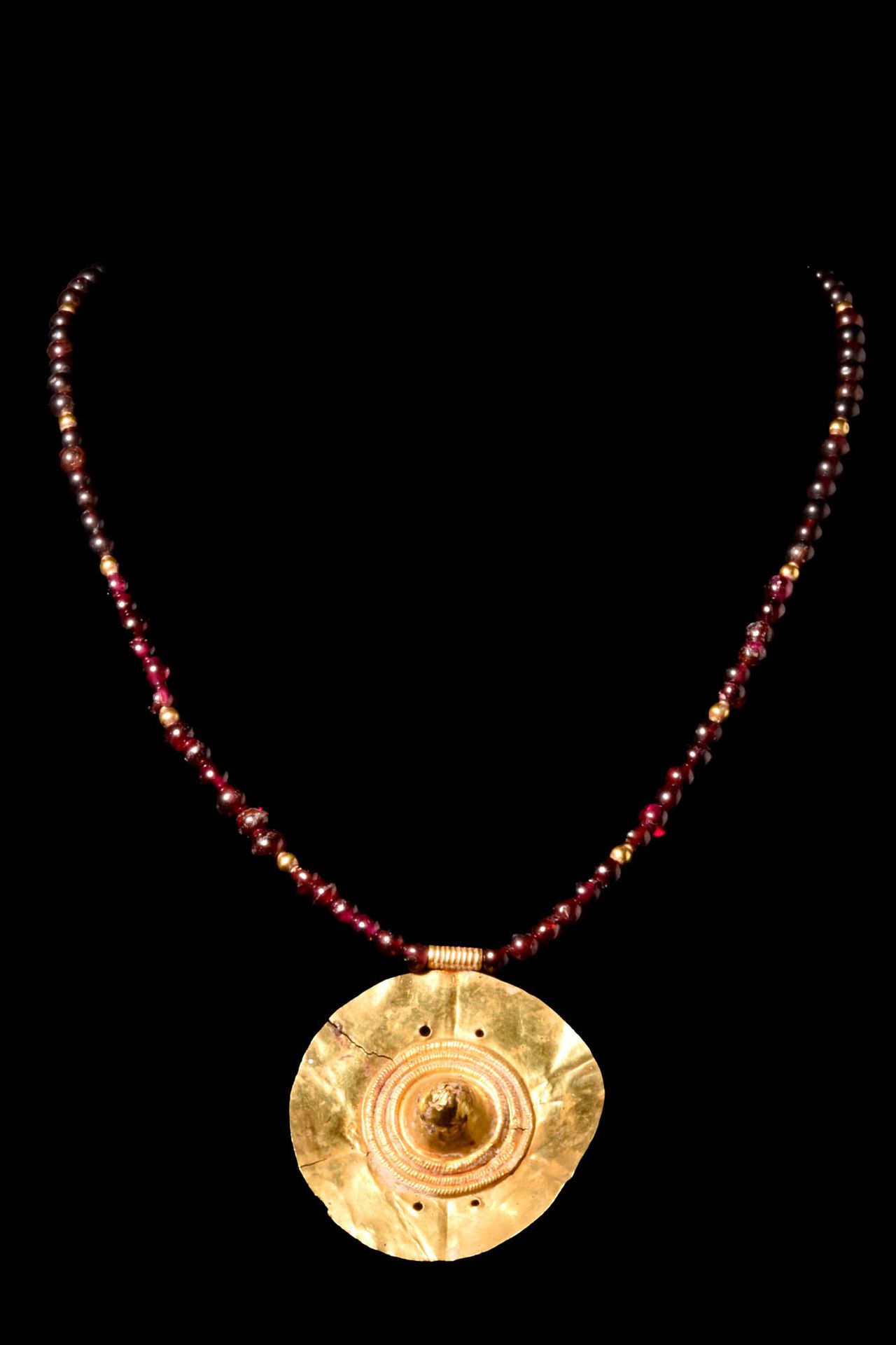 HELLENISTIC GOLD PENDANT AND NECKLACE Ca. A.C. 400 - 300.
Colgante de oro en un &hellip;