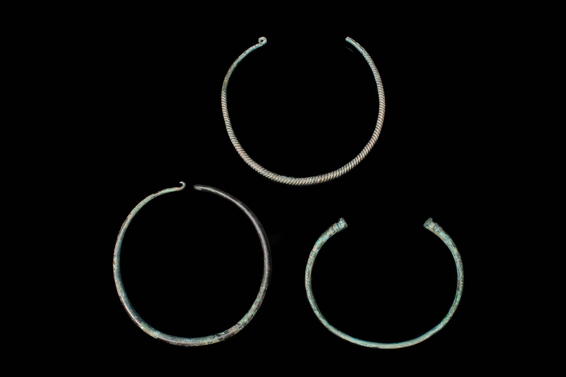 THREE CELTIC BRONZE TORQUES Ca. 800 - 500 A.C.
Colección de tres collares/torque&hellip;