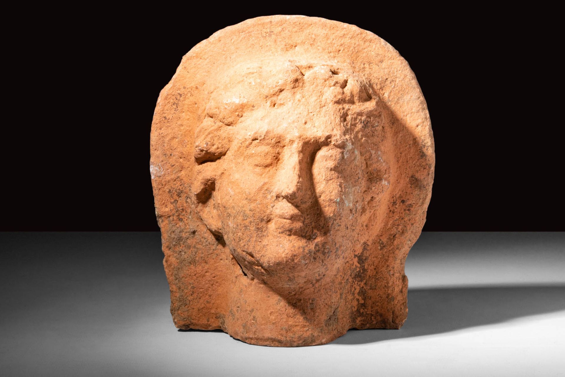 ETRUSCAN TERRACOTTA VOTIVE HEAD Ca. 400 - 300 V. CHR.
Ein etruskischer Votivkopf&hellip;