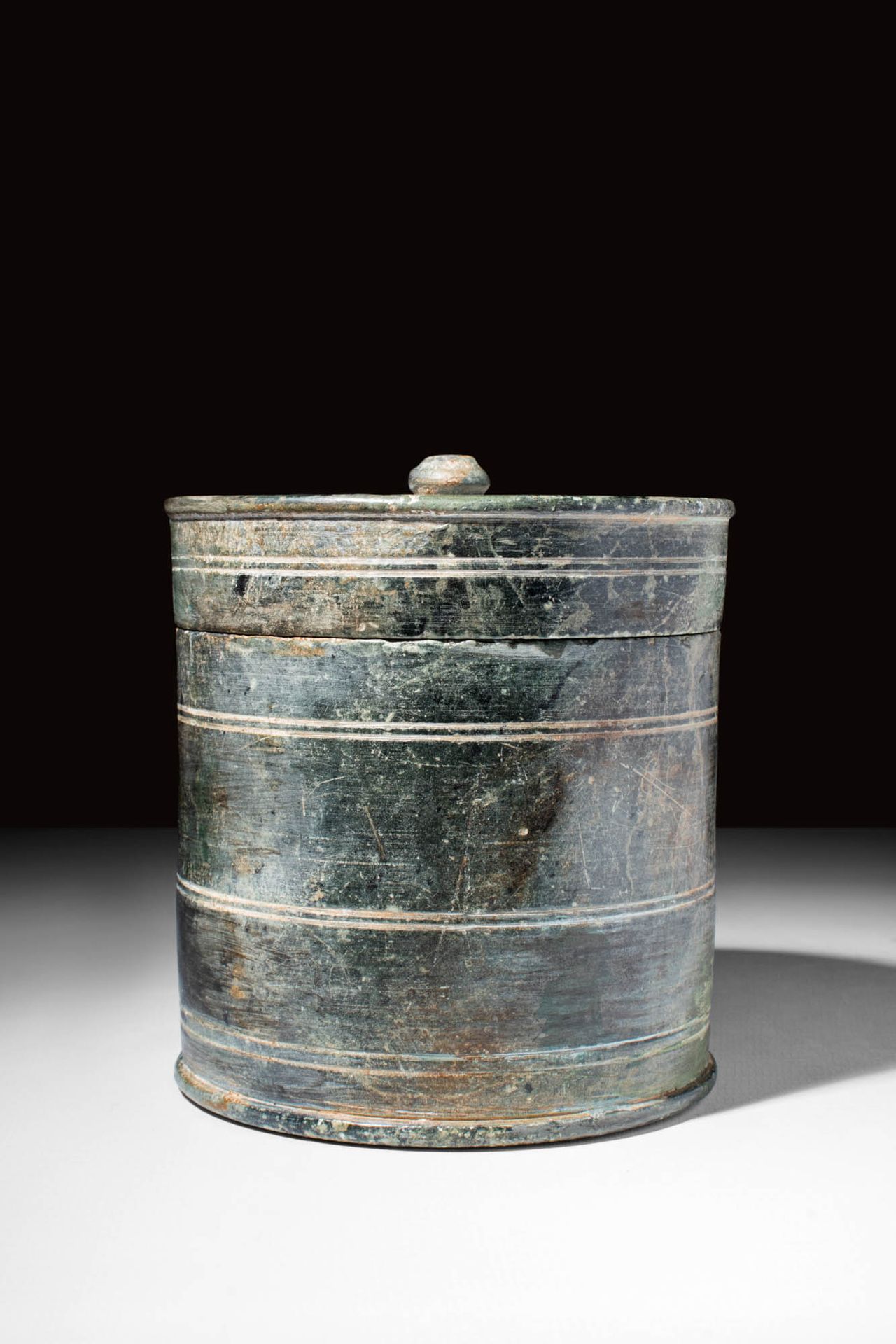 HELLENISTIC STONE PYXIS 约公元前 400 - 200 年。约公元前 400 - 200 年。
这是一个希腊化时期的绿色石制酒壶，壶身上饰&hellip;