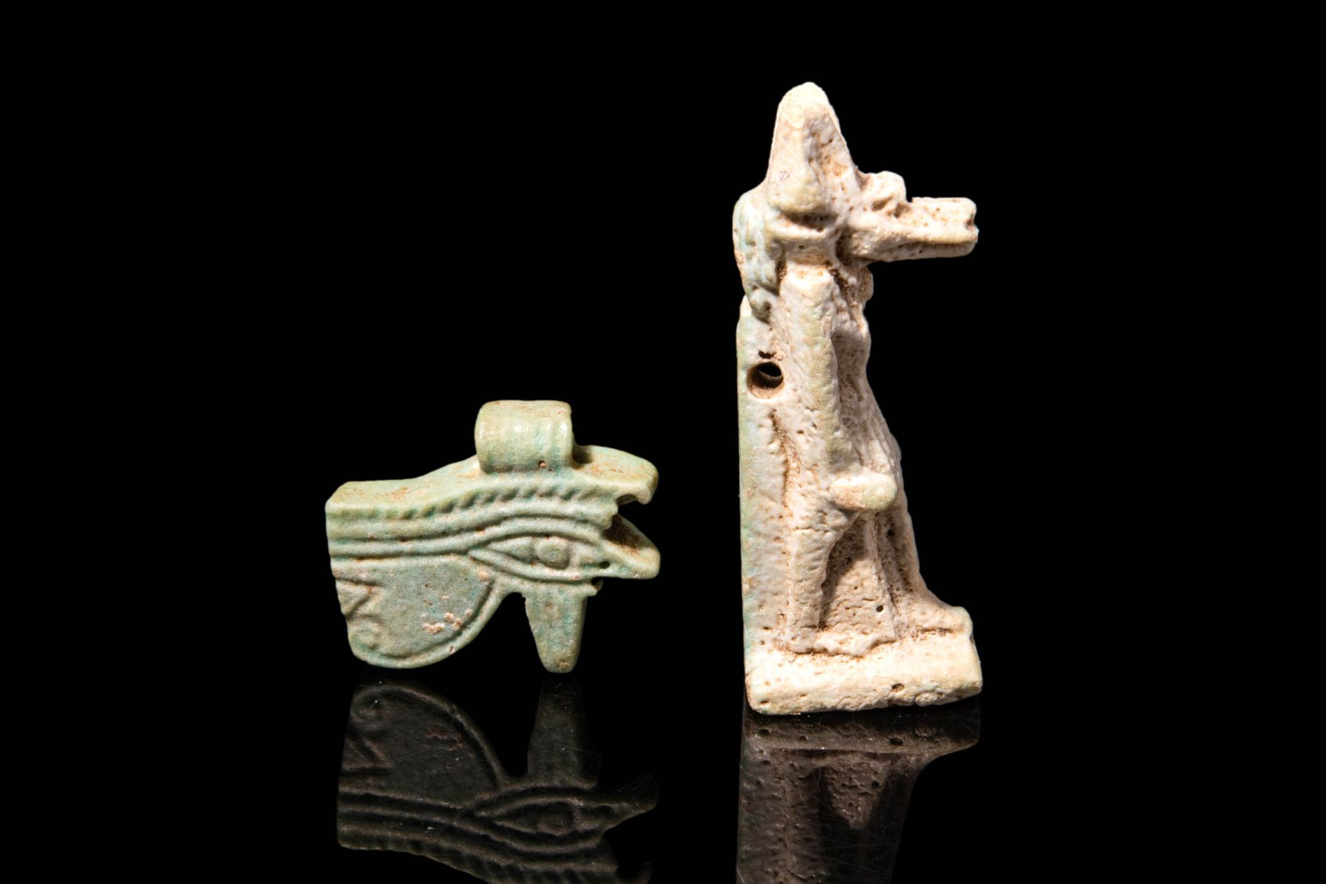 EGYPTIAN FAIENCE AMULETS 托勒密晚期，约公元前 664 - 30 年。公元前 664 年至公元前 30 年。
一对埃及彩陶护身符分别描绘&hellip;