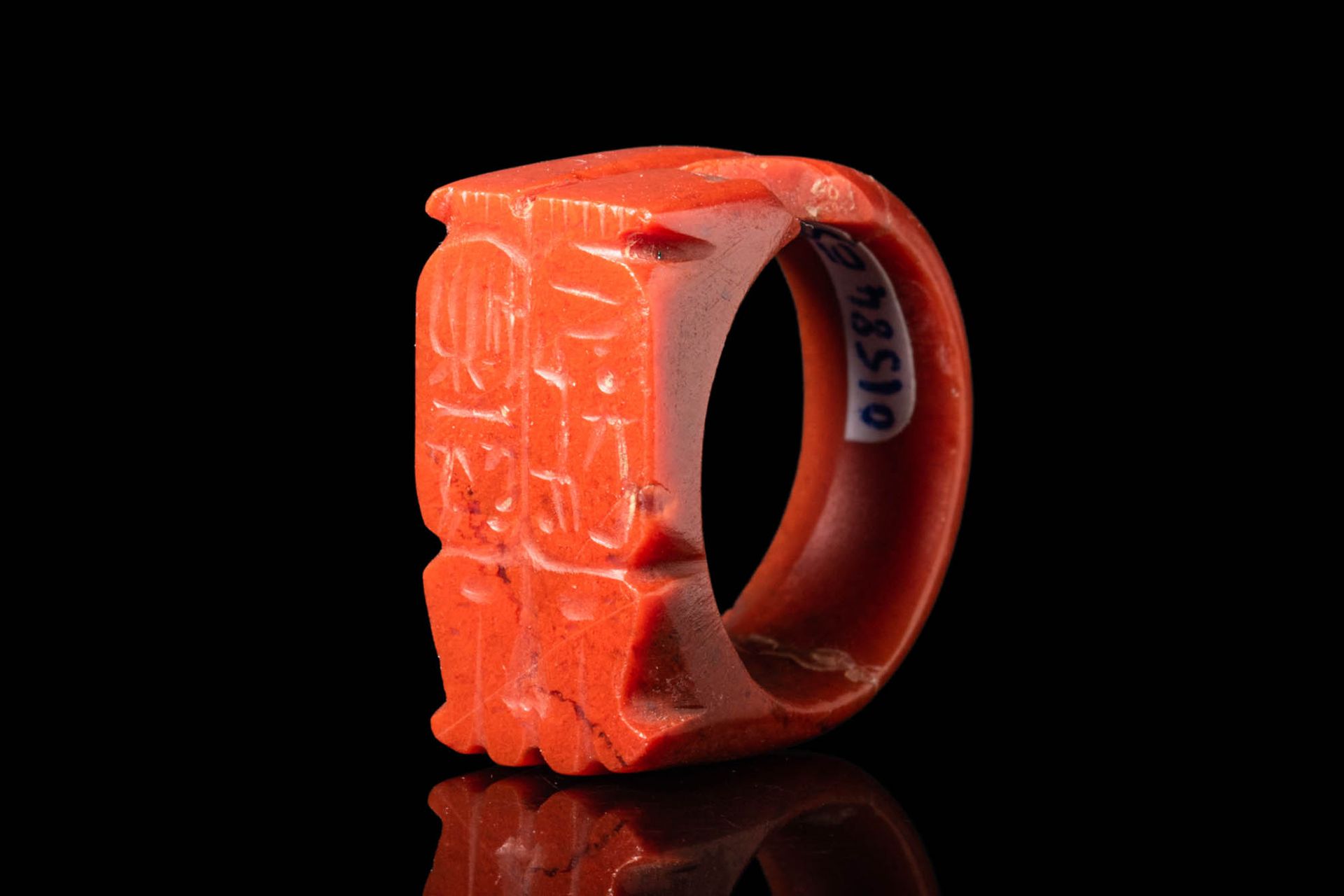 EGYPTIAN RED JASPER RING WITH THE CARTOUCHE OF RAMSES II 新王国，约公元前 1303 - 1213 年公&hellip;