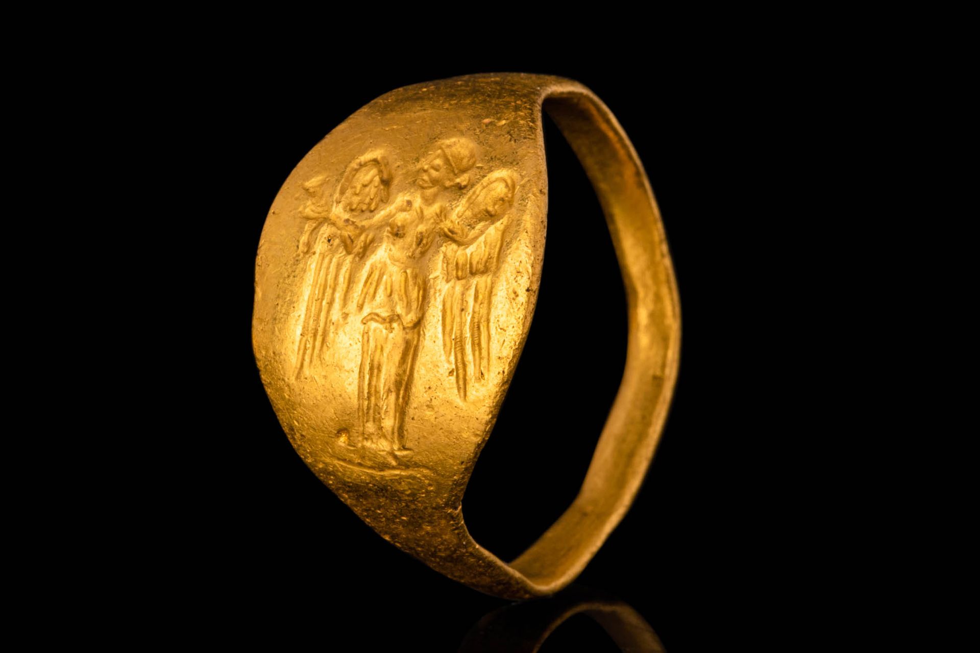 GREEK HELLENISTIC GOLD RING WITH NIKE Ca. 300 - 100 A.C.
Splendido anello in oro&hellip;
