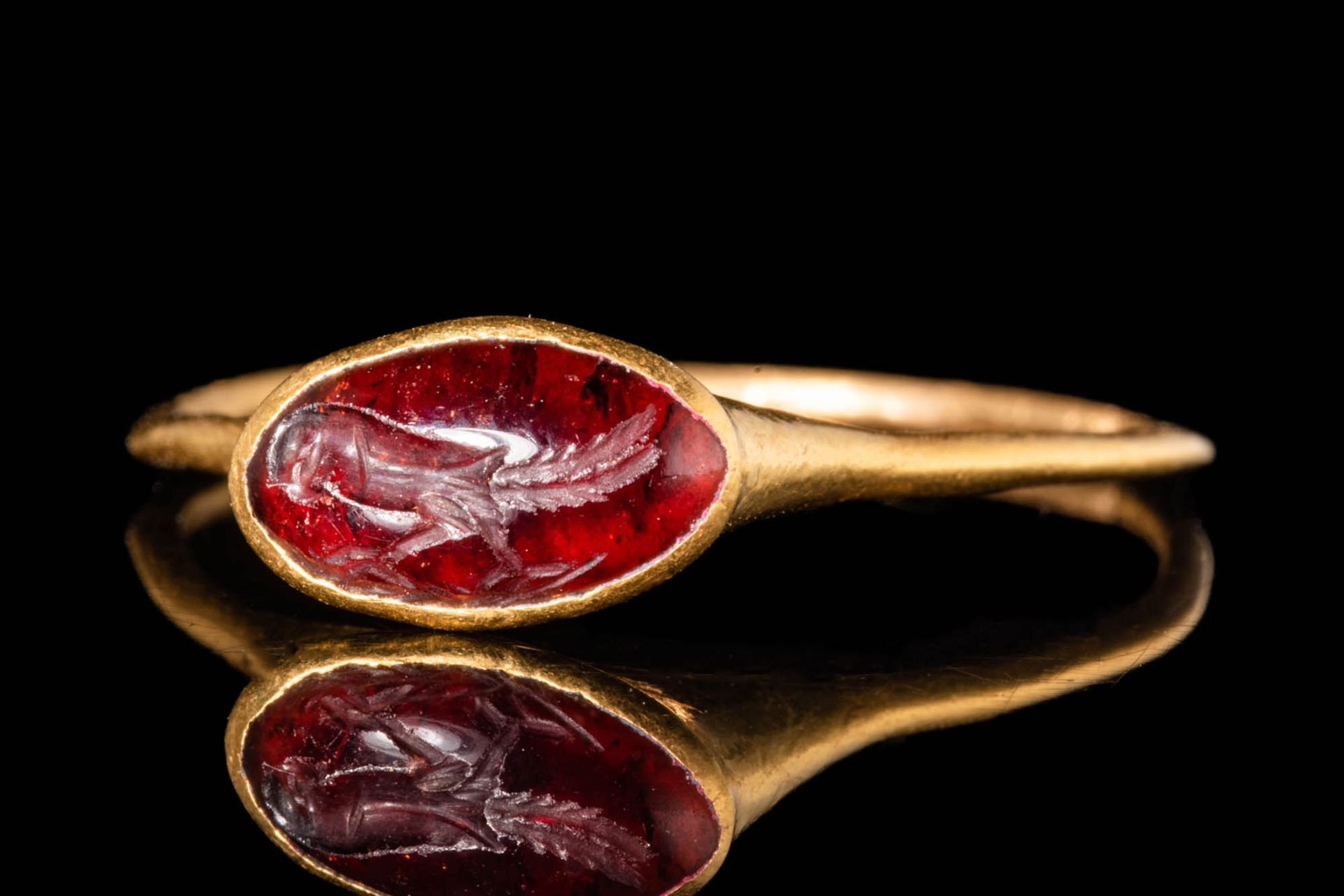 ROMAN REPUBLICAN GOLD RING WITH CARNELIAN INTAGLIO DEPICTING A PARROT Ca. 300 - &hellip;