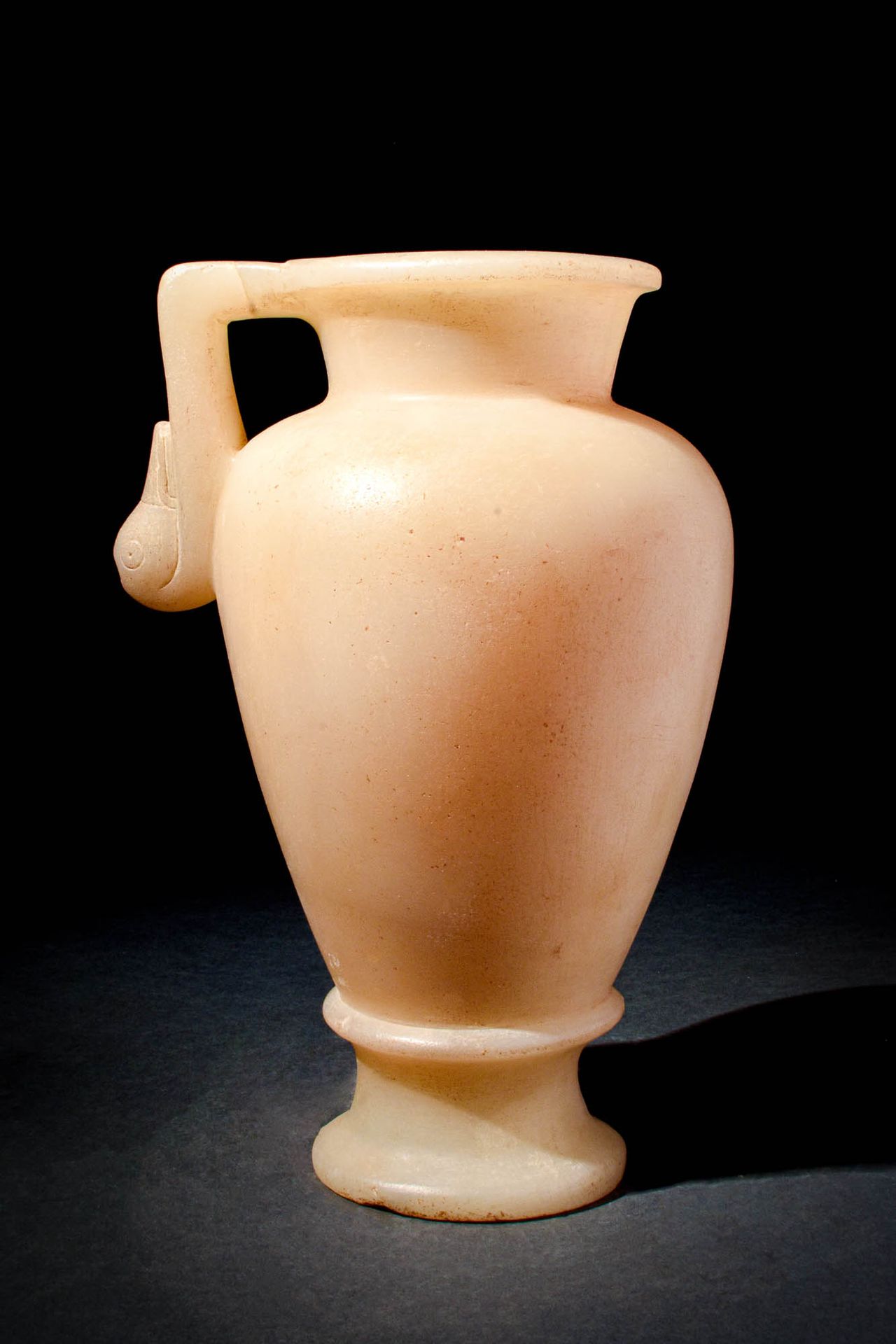 HELLENISTIC ALABASTER VESSEL 约公元前 300 - 100 年。约公元前 300-100 年。
这是一件希腊化时期的雪花石膏器皿，器&hellip;