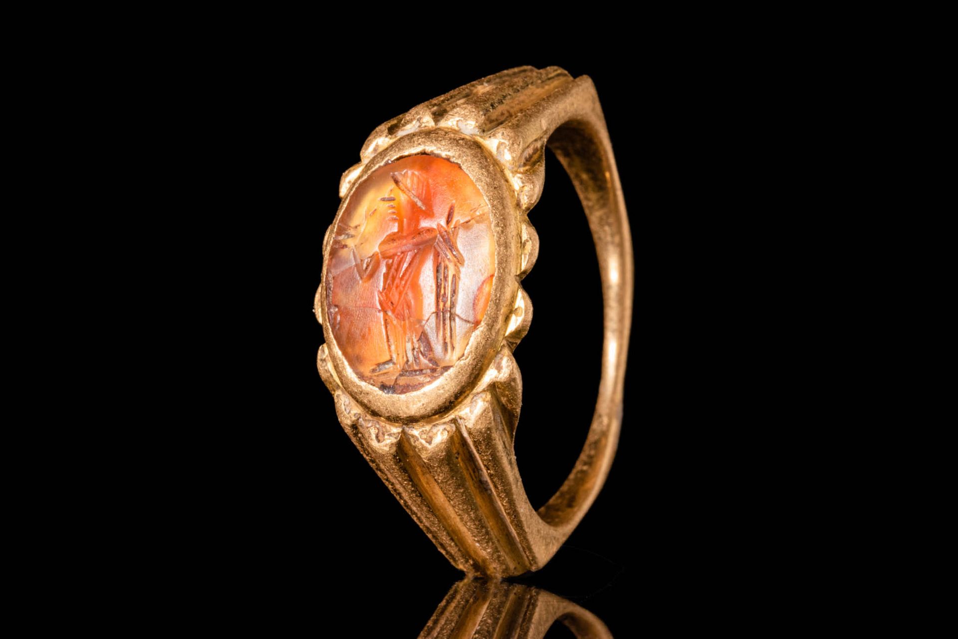 ROMAN GOLD RING WITH INTAGLIO DEPICTING FORTUNA Ca. 200 - 300 AP. J.-C. .
Bague &hellip;