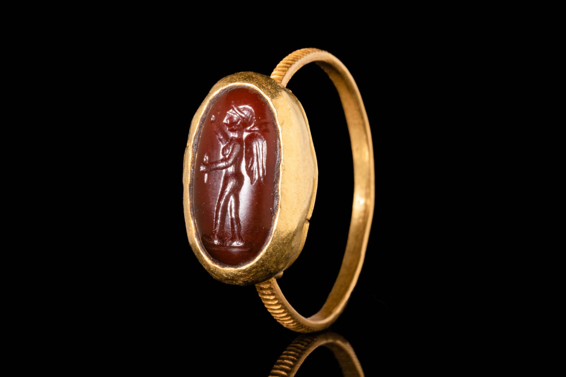 ROMAN INTAGLIO DEPICTING NIKE IN GOLD RING Ca. 100 A.C. - AD 100 .
Intaglio roma&hellip;