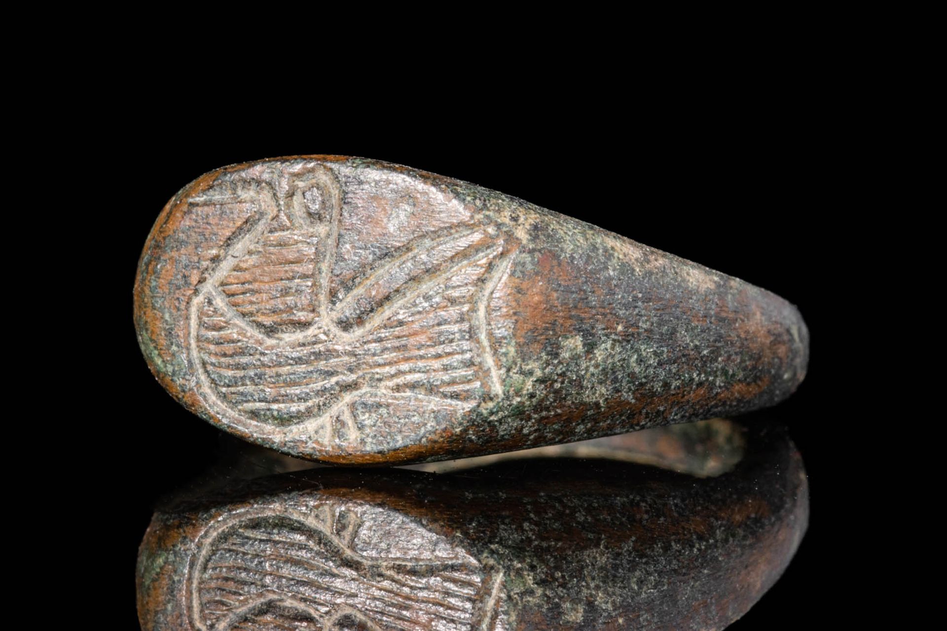 ROMAN BRONZE RING WITH A BIRD Ca. 200 - 300 APR.
Bague en bronze avec un anneau &hellip;