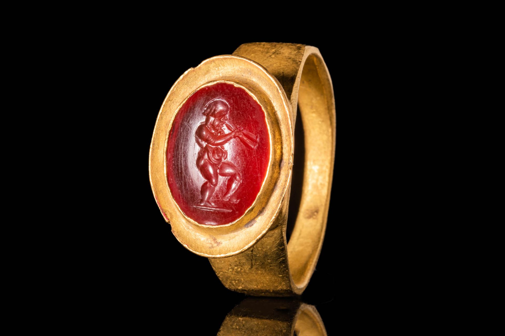HELLENISTIC GOLD RING WITH CARNELIAN INTAGLIO DEPICTING MARSYAS Ca. 200 - 100 A.&hellip;