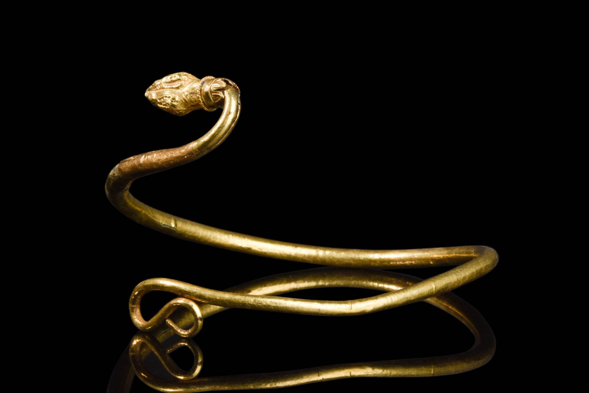 HEAVY PTOLEMAIC GOLD ARM RING 托勒密时期，约公元前 525 - 30 年。公元前 525 - 30 年。
这是一枚厚重的黄金螺旋蛇&hellip;