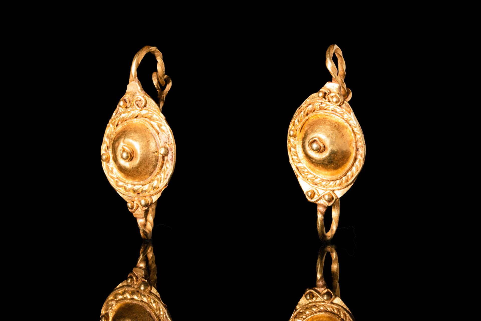 ROMAN GOLD UMBO SHAPE EARRINGS Ca. 200 - 300 D.C.
Coppia di orecchini romani in &hellip;