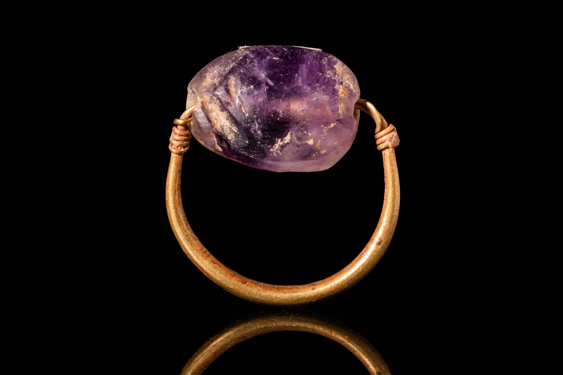 EGYPTIAN GOLD FINGER RING WITH STUNNING AMETHYST SCARAB Nouvel Empire, Ca. 1550 &hellip;
