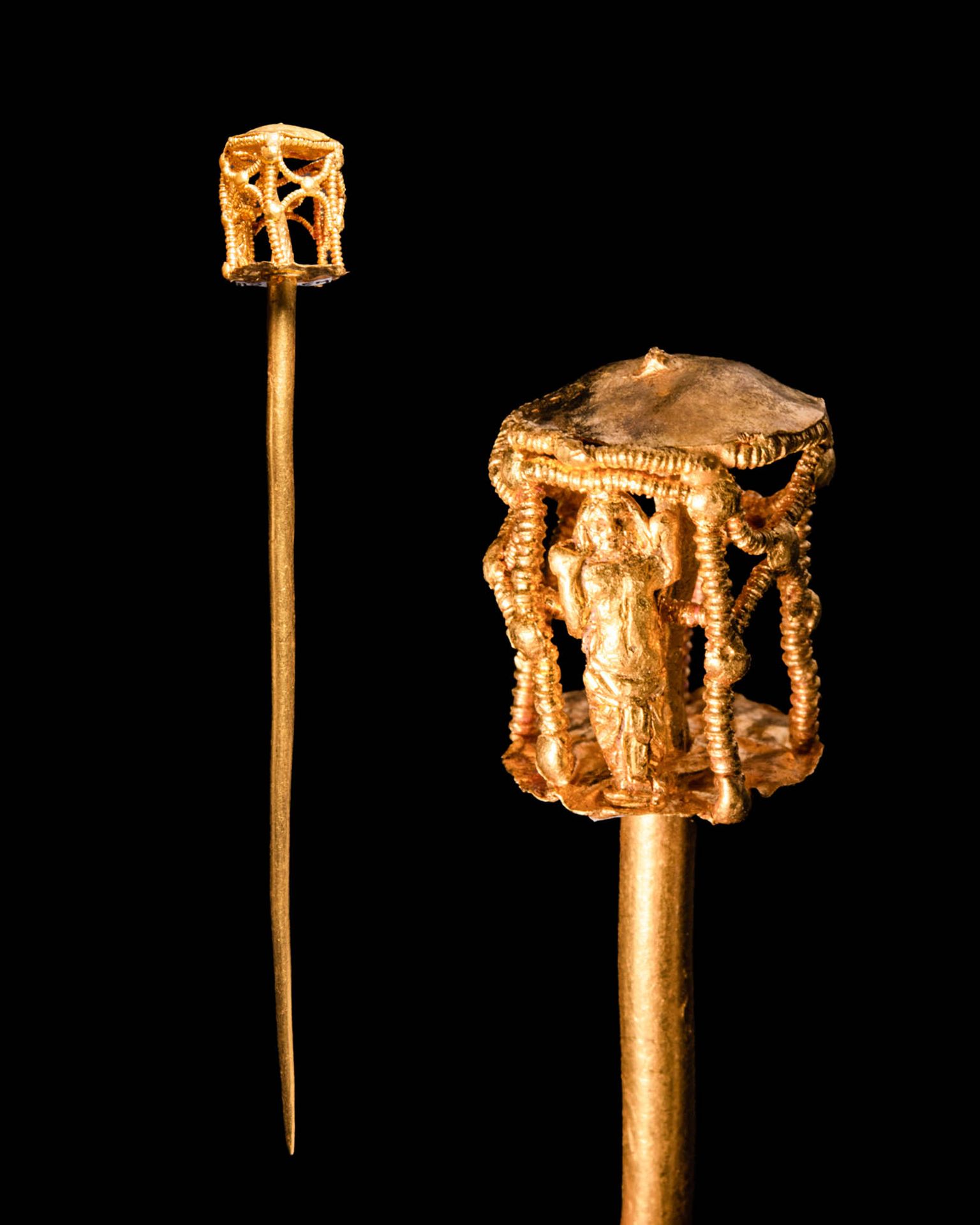 LARGE HELLENISTIC GOLD PIN WITH HARPOCRATES 约公元前 300 - 100 年。约公元前 300-100 年。
这枚 &hellip;