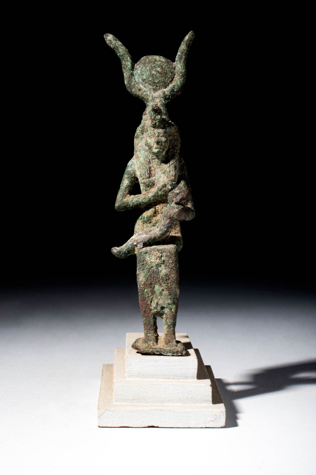 EGYPTIAN STATUETTE OF ISIS LACTANS Période tardive, Ca. 664 - 332 AV.
Statuette &hellip;