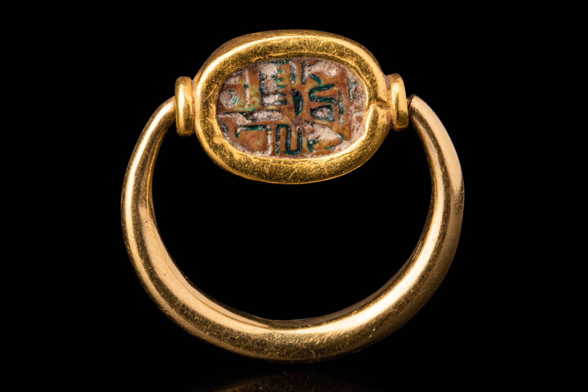 EGYPTIAN GREEN FAIENCE SCARAB IN GOLD RING Nouvel Empire, Ca. 1550 - 1069 AV.
Fa&hellip;