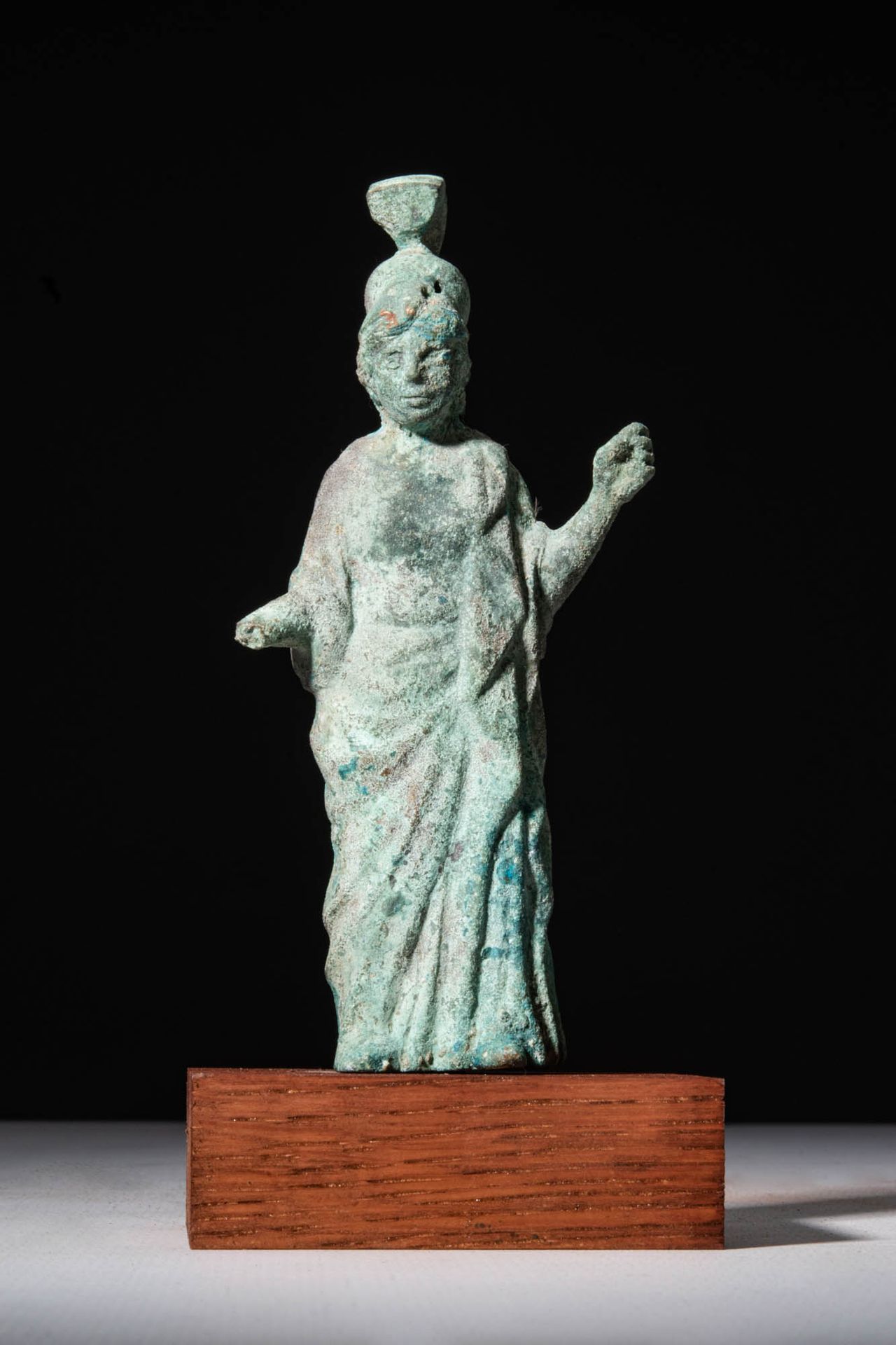 LARGE ROMAN BRONZE FIGURINE OF MINERVA Ca. 200 - 300 AP. J.-C. .
Figurine en bro&hellip;