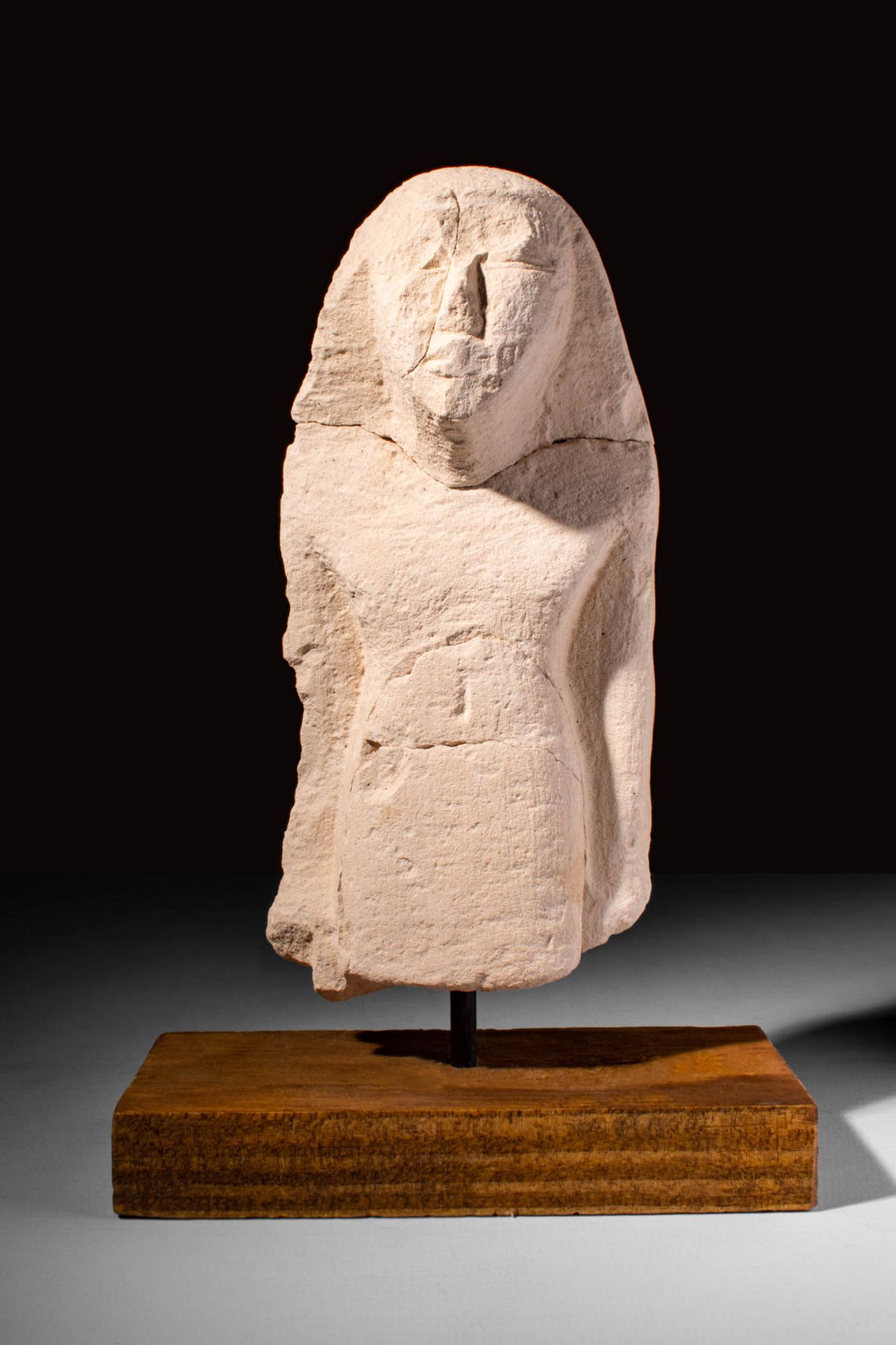 EGYPTIAN LIMESTONE SCULPTURE OF A MAN 托勒密晚期，约公元前 664 - 100 年。公元前 664 年至公元前 100 年&hellip;