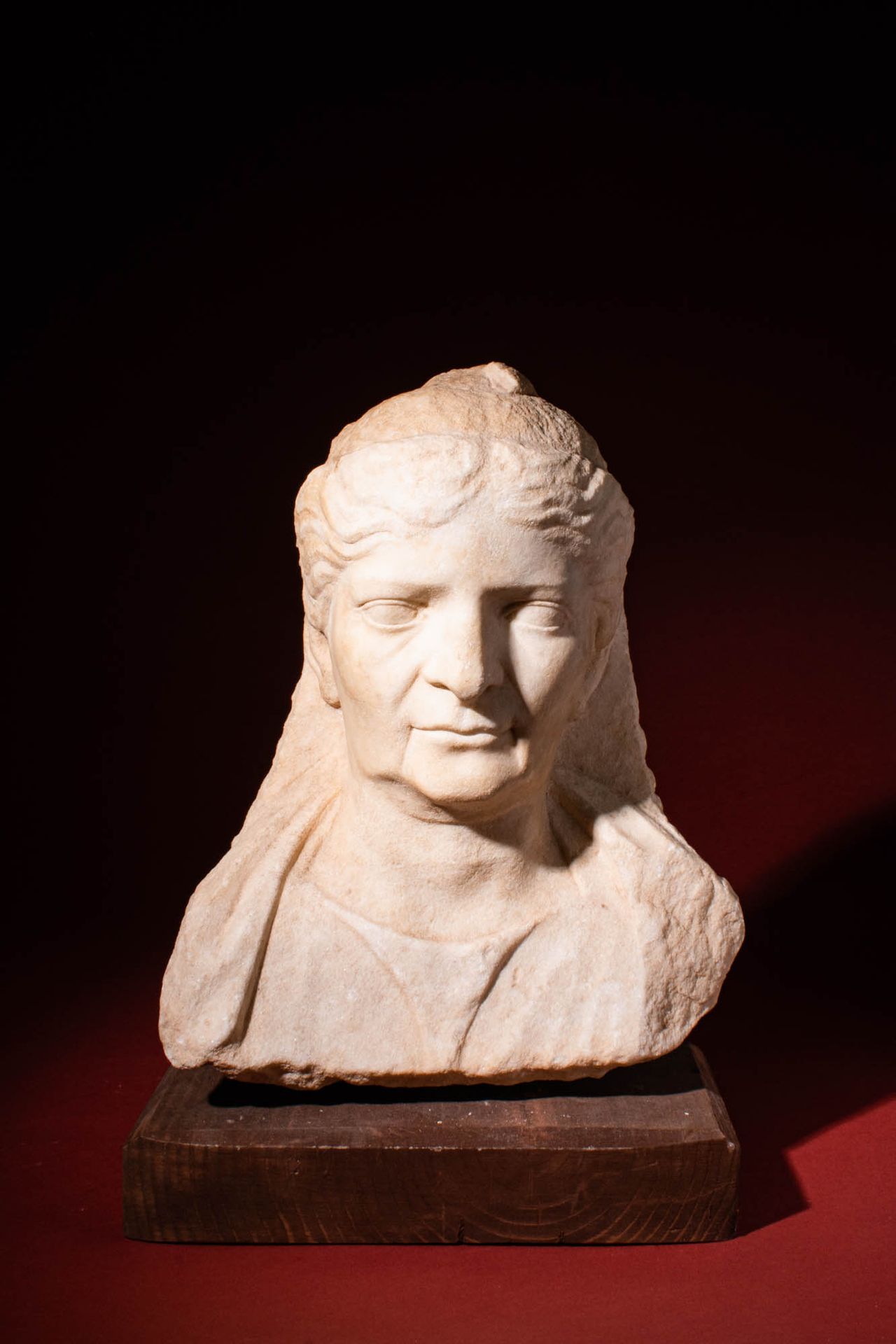 ROMAN MARBLE BUST OF MATRONA Ca. 100 - 200 D.C. .
Busto de mármol de una Matrona&hellip;